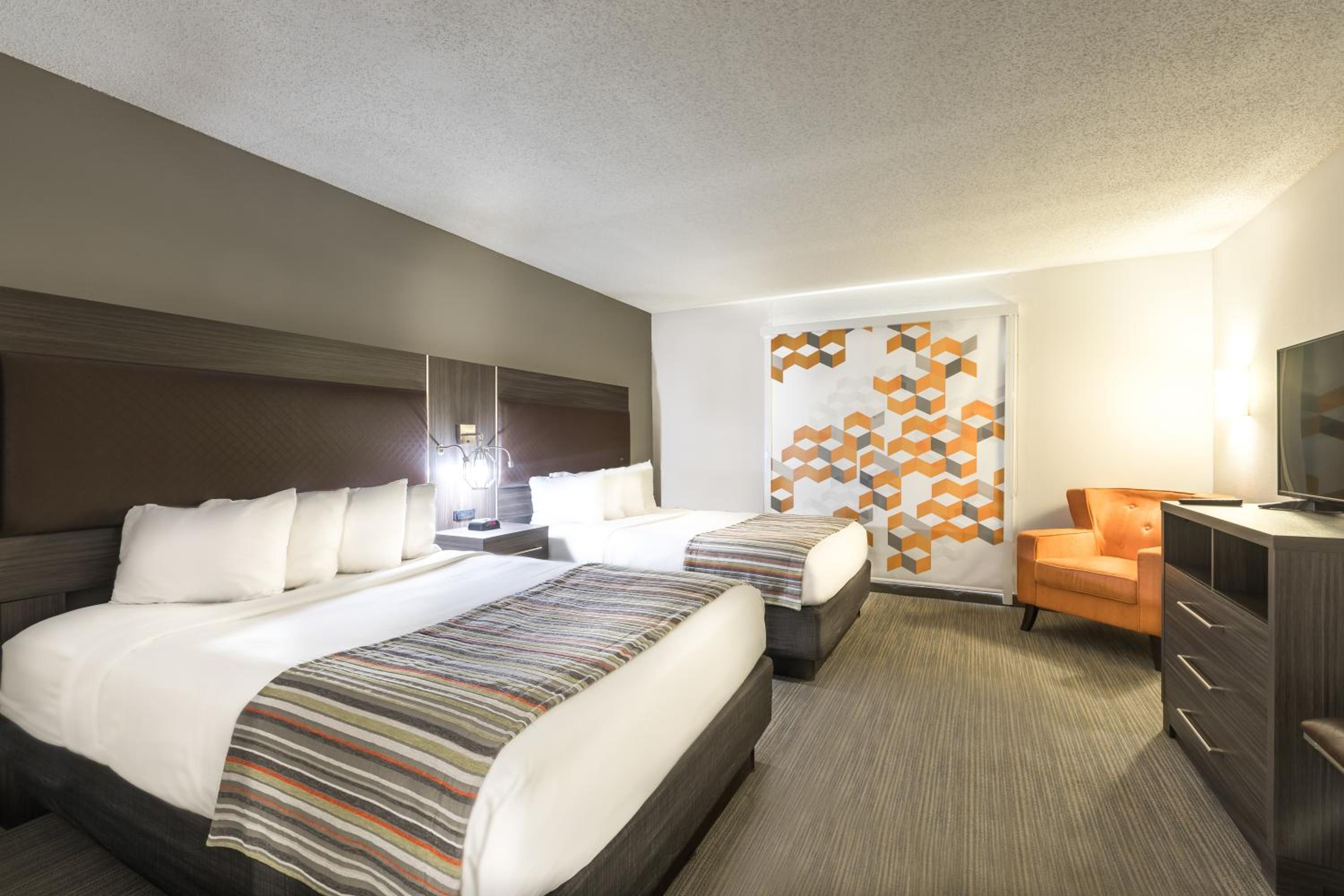 One-Bedroom Queen Suite with Two Queen Beds - Non-Smoking - Photo 3