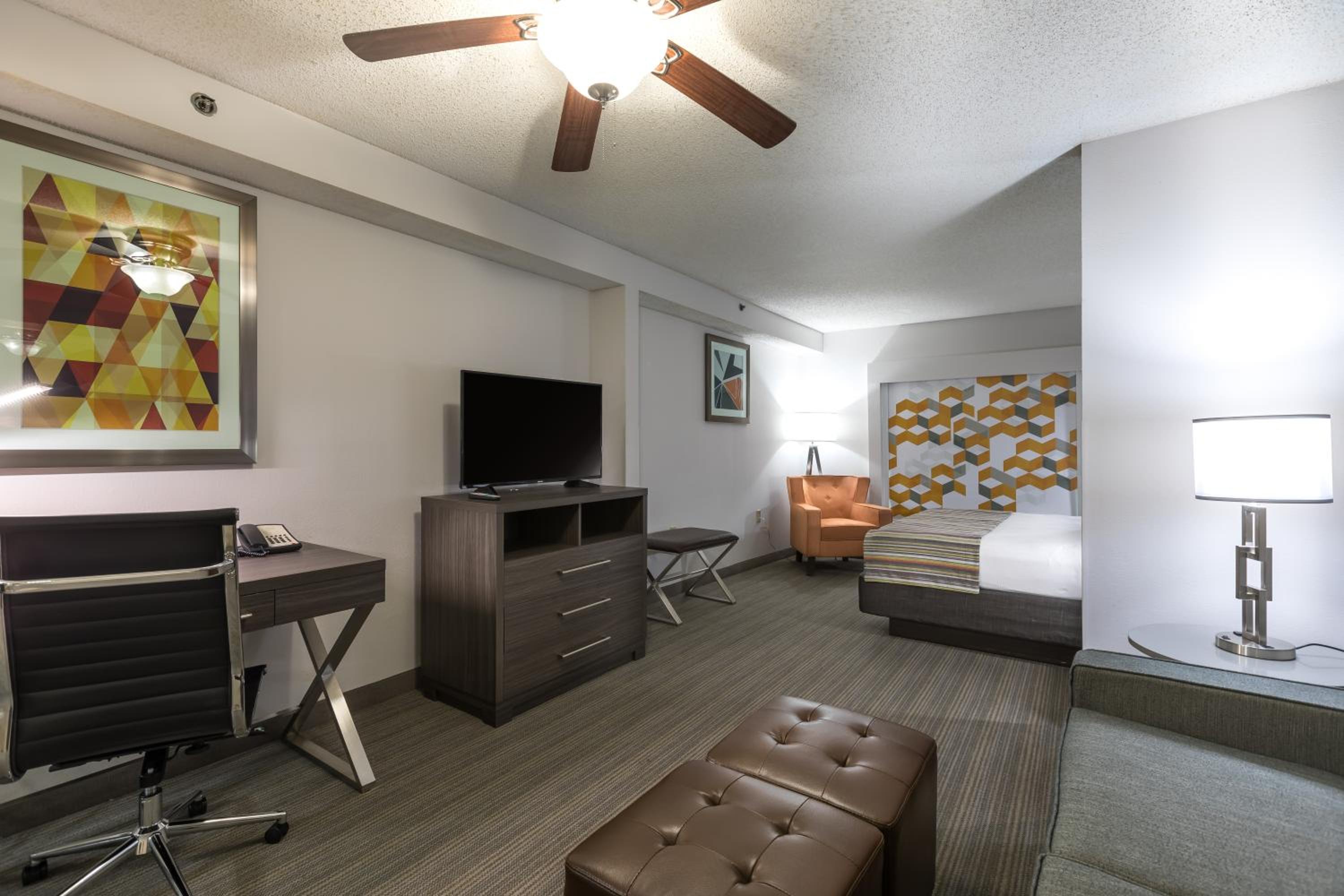 One-Bedroom King Suite - Photo 7