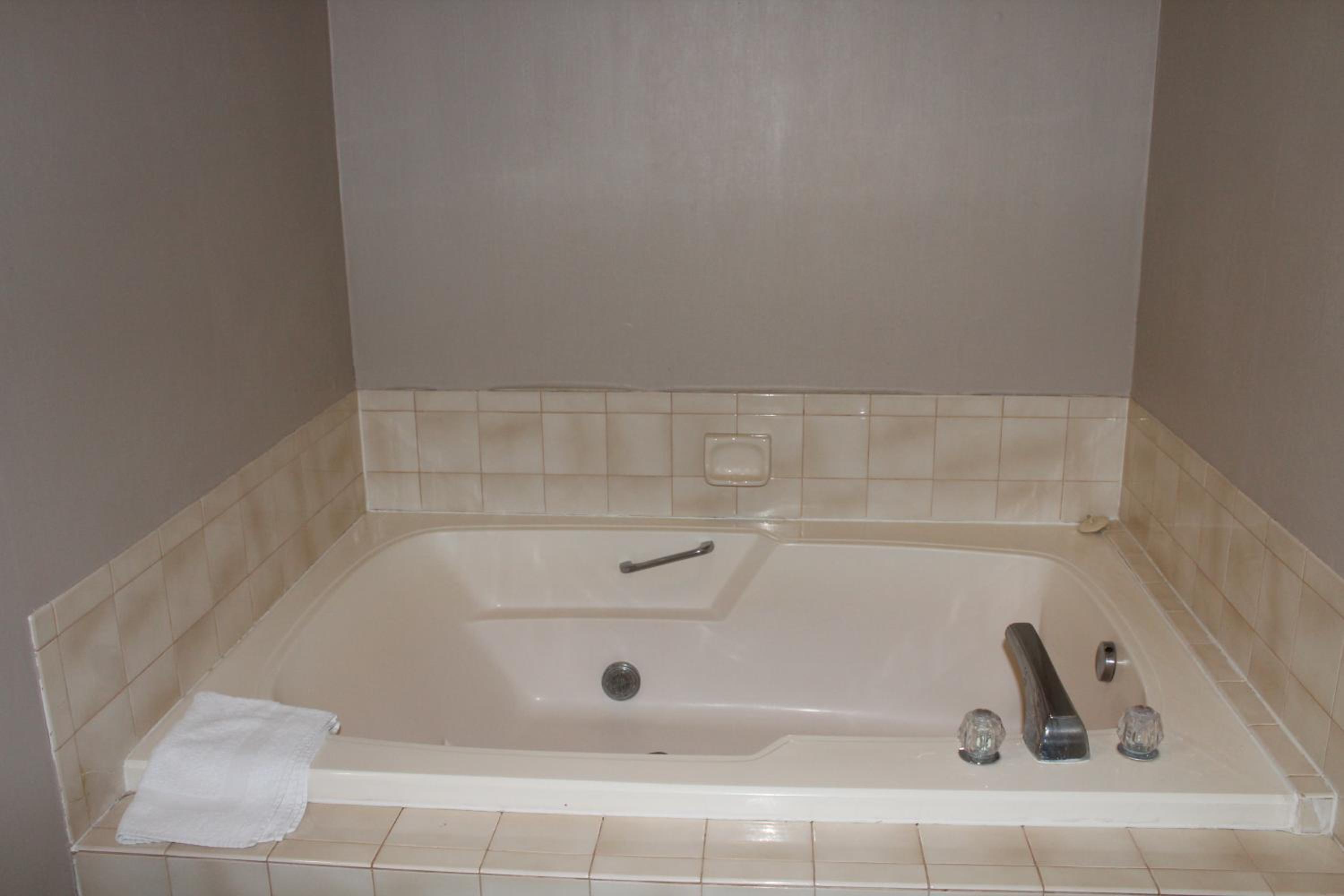 King Suite with Whirlpool - Photo 4
