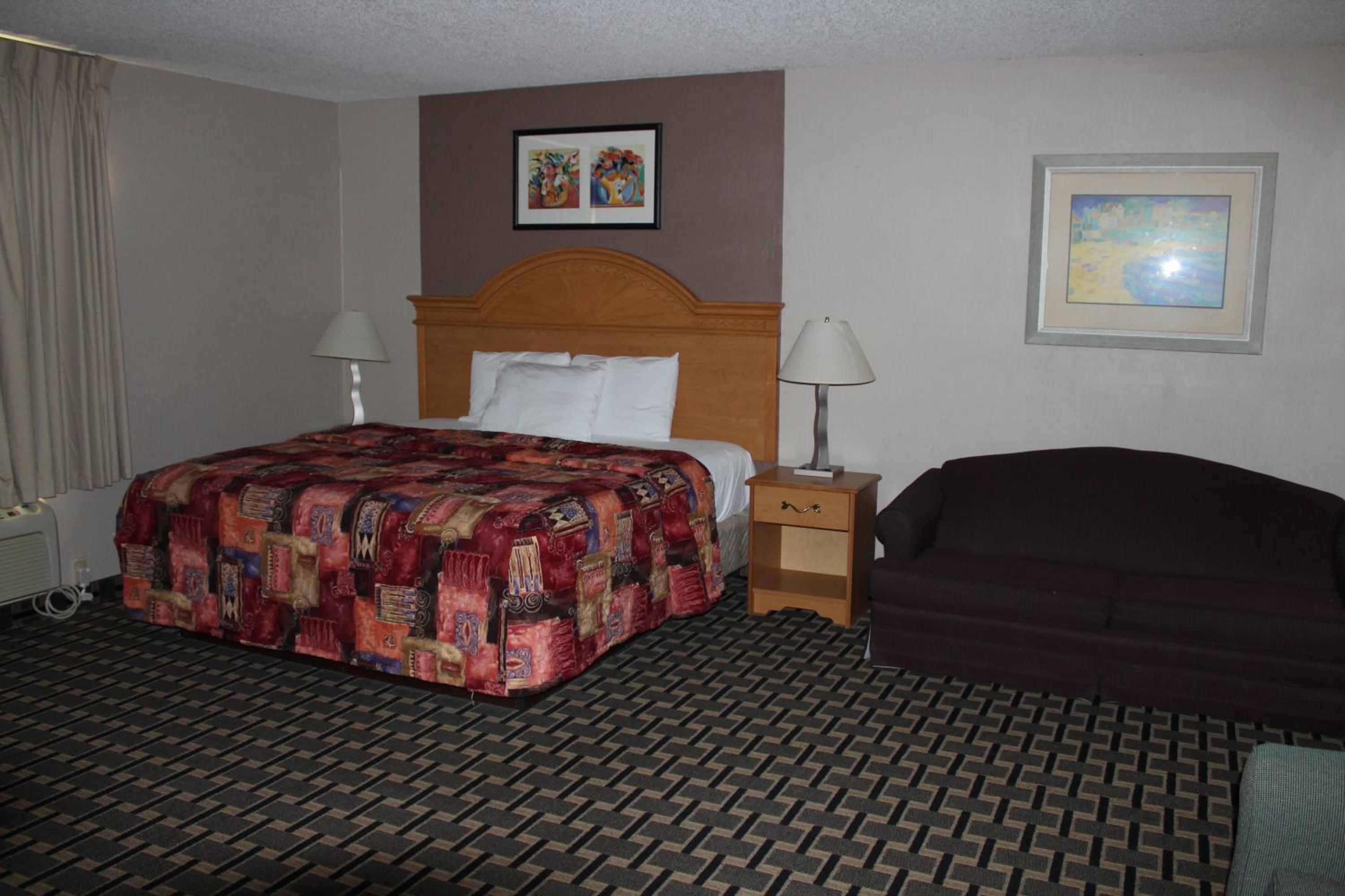 King Suite with Whirlpool - Photo 3