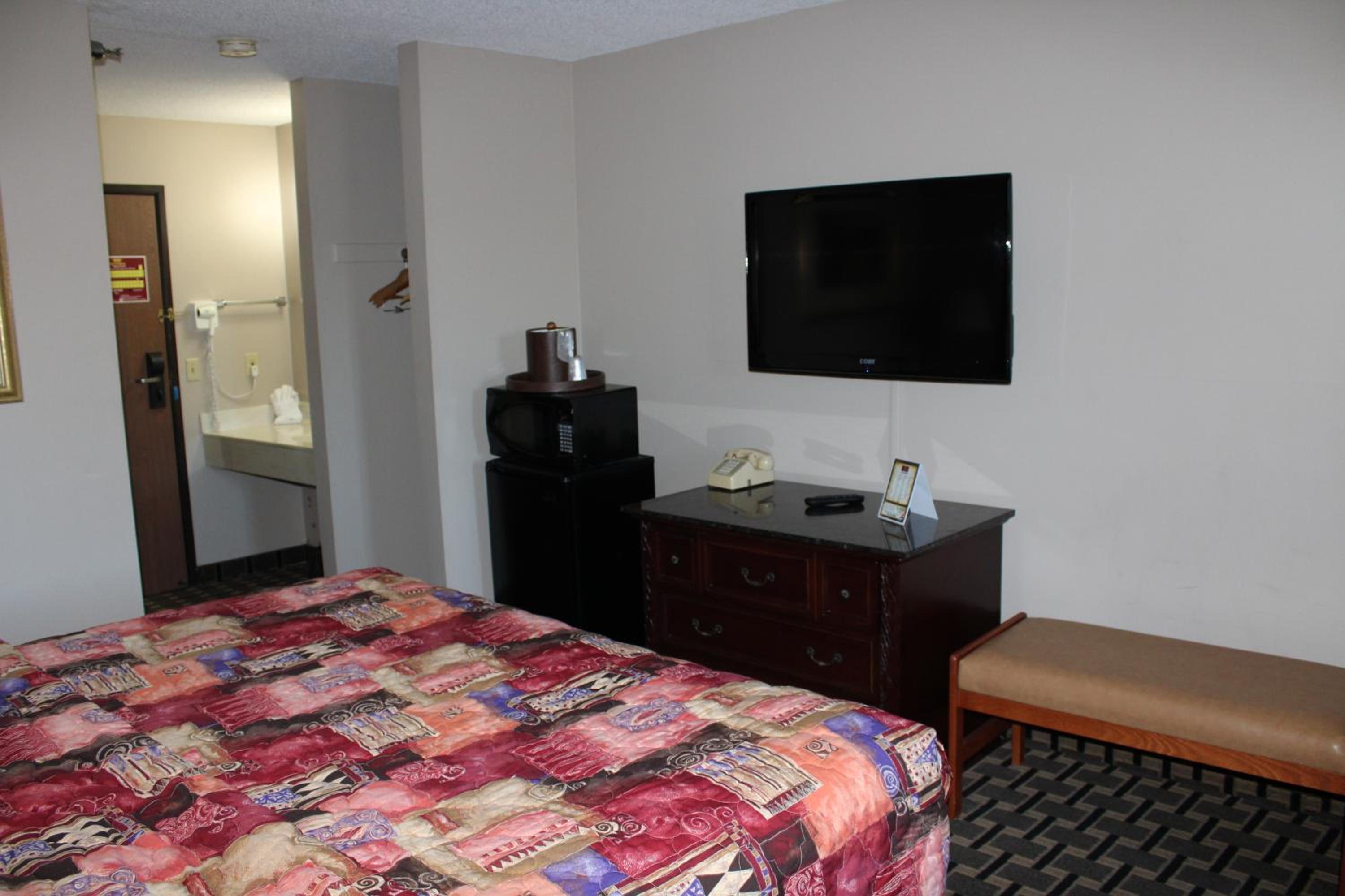 King Room - Non-Smoking - Photo 8