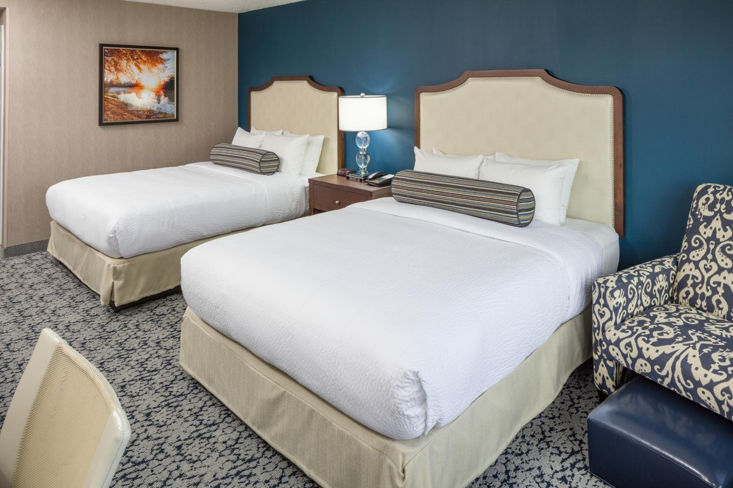 Queen Room with Two Queen Beds photo 2