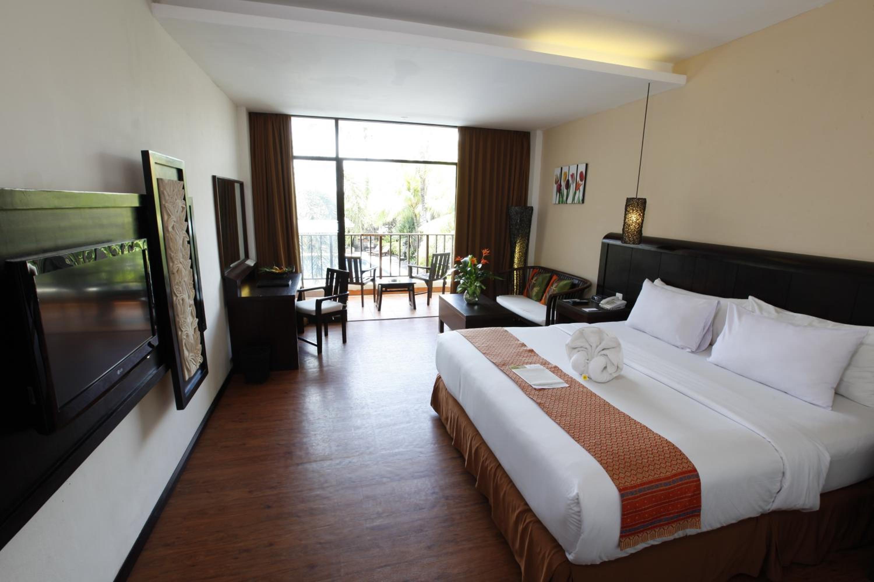 Deluxe Twin Room with Balcony and Pool View - Non-Smoking photo 2