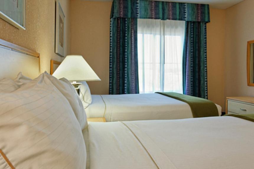 Queen Room with Two Queen Beds - Mobility Access Tub/Non-Smoking - Photo 3