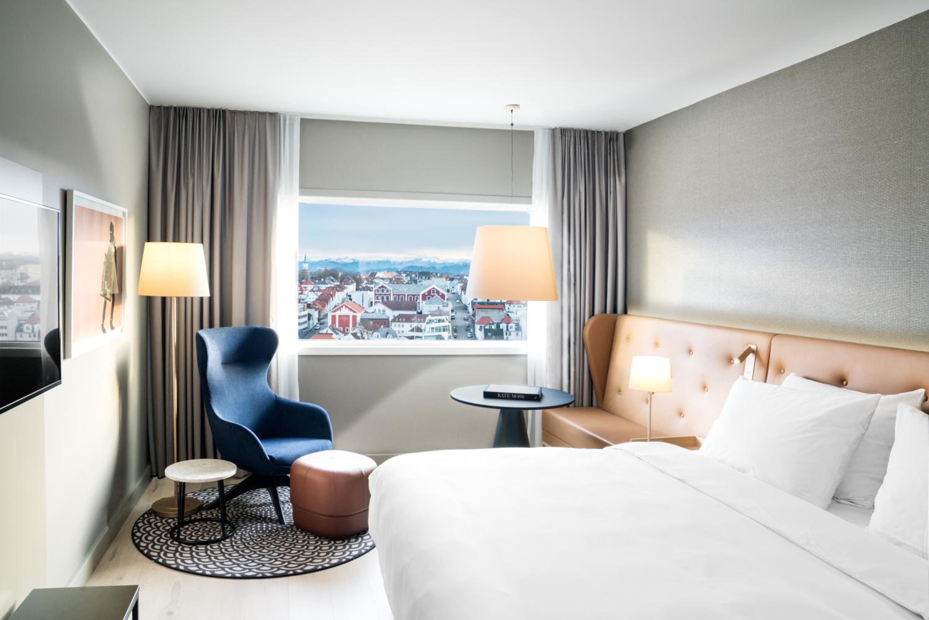 Premium Room with Panoramic City View - Photo 9
