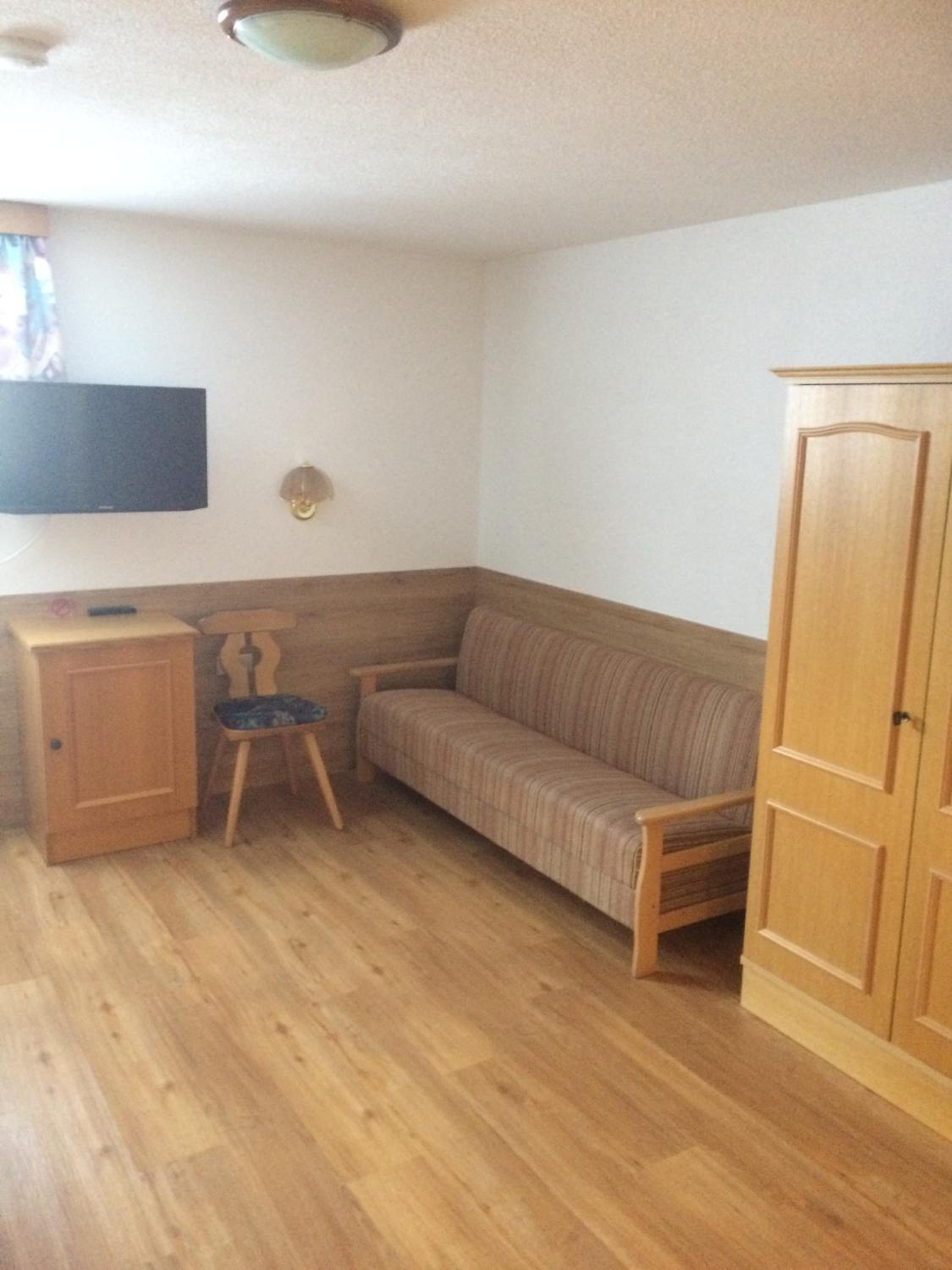 Studio Apartment Basement photo 3