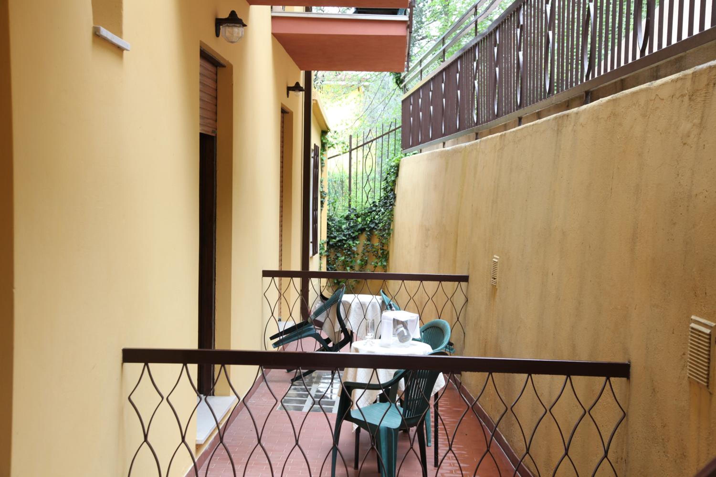 Budget Double Room - Photo 7