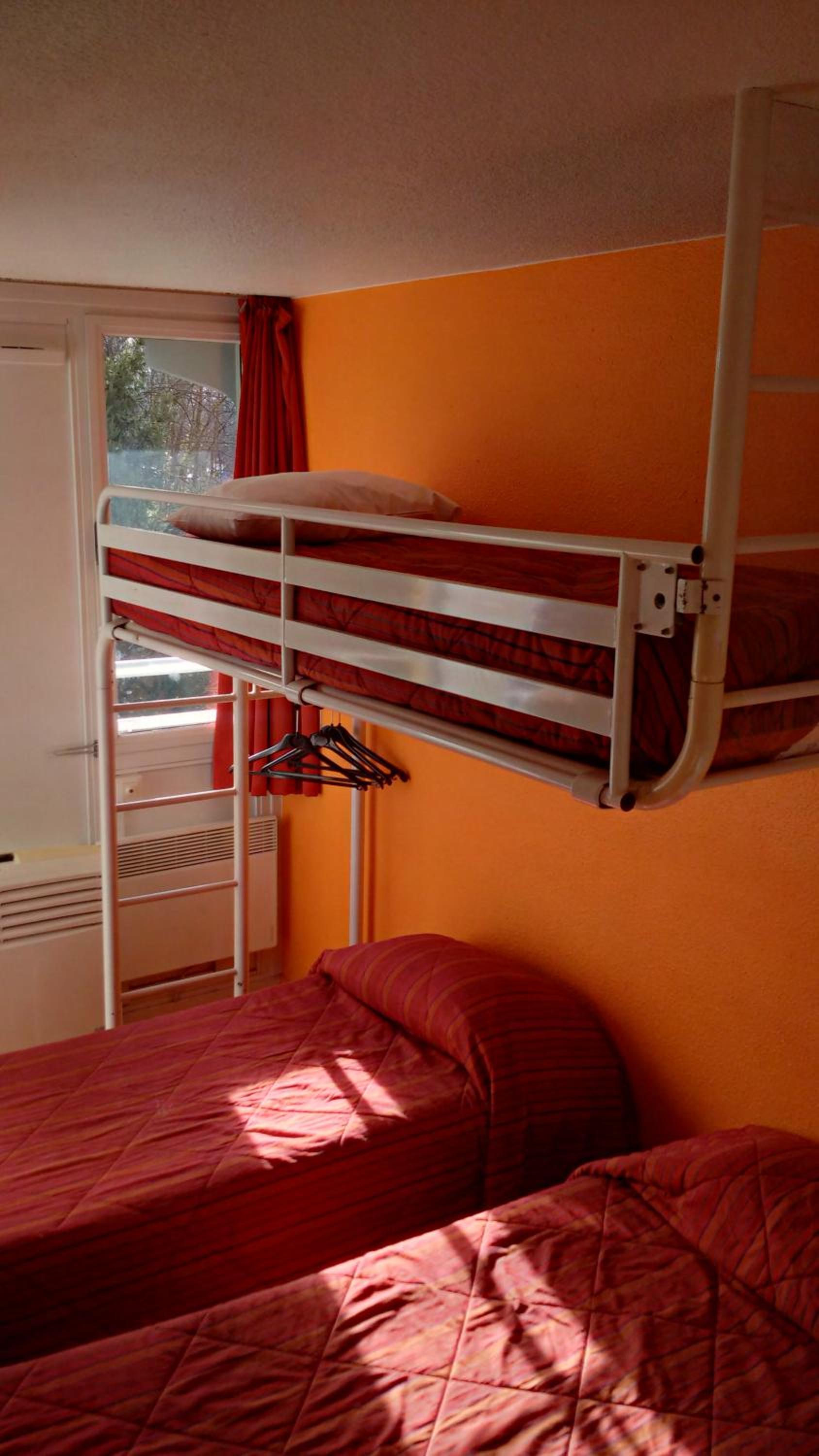 Triple Room (1 Double Bed + 1 Single Bed) - Photo 9