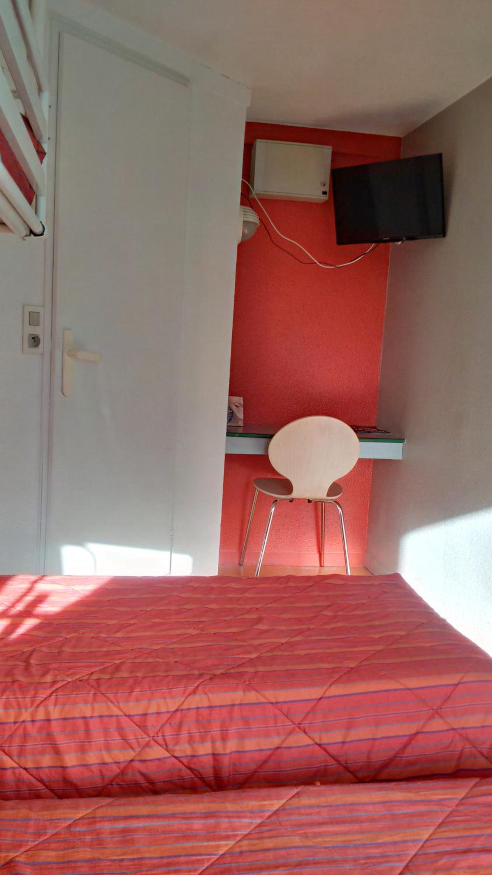 Triple Room (1 Double Bed + 1 Single Bed) - Photo 2