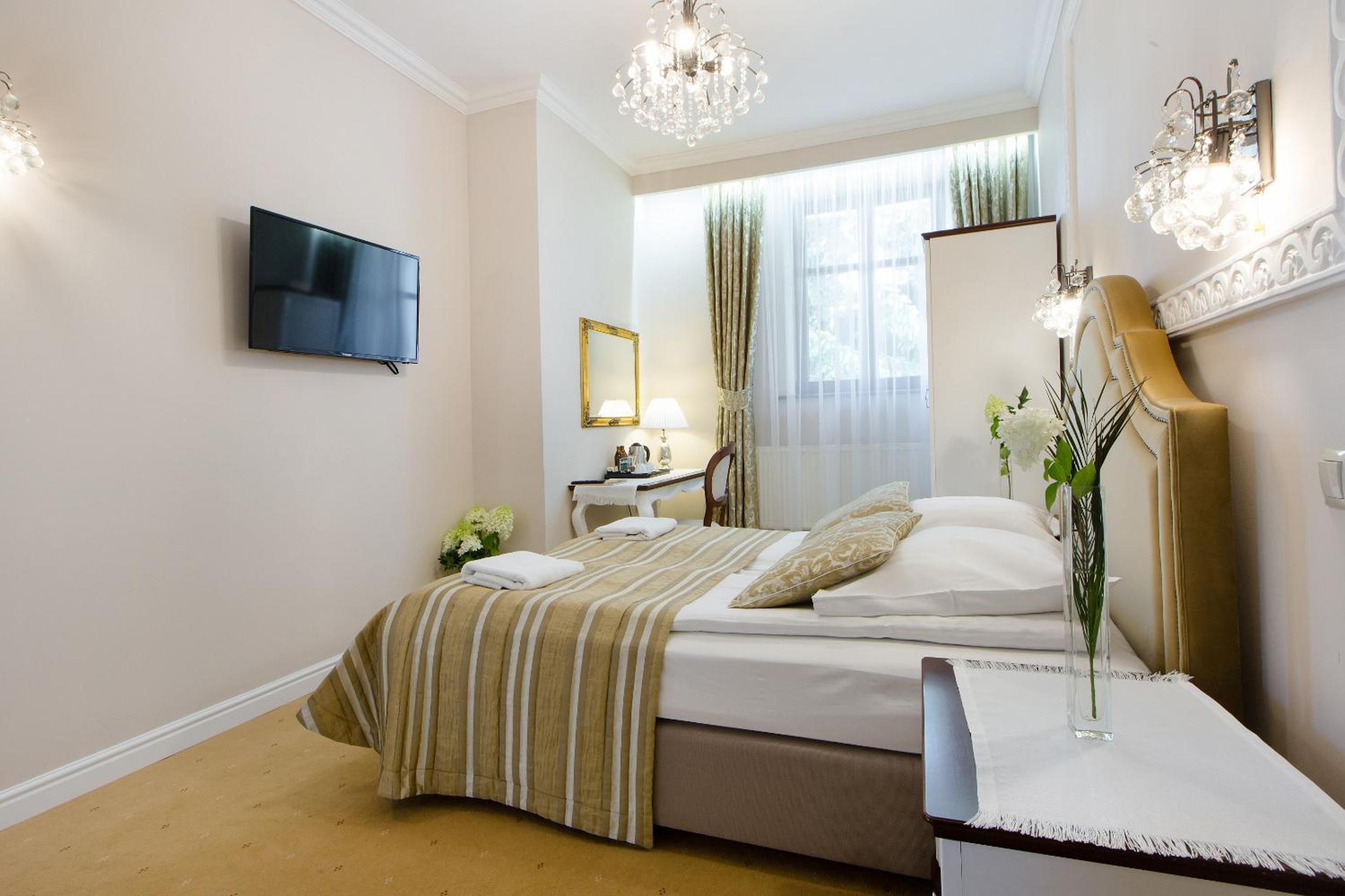 Large Double Room - Photo 9