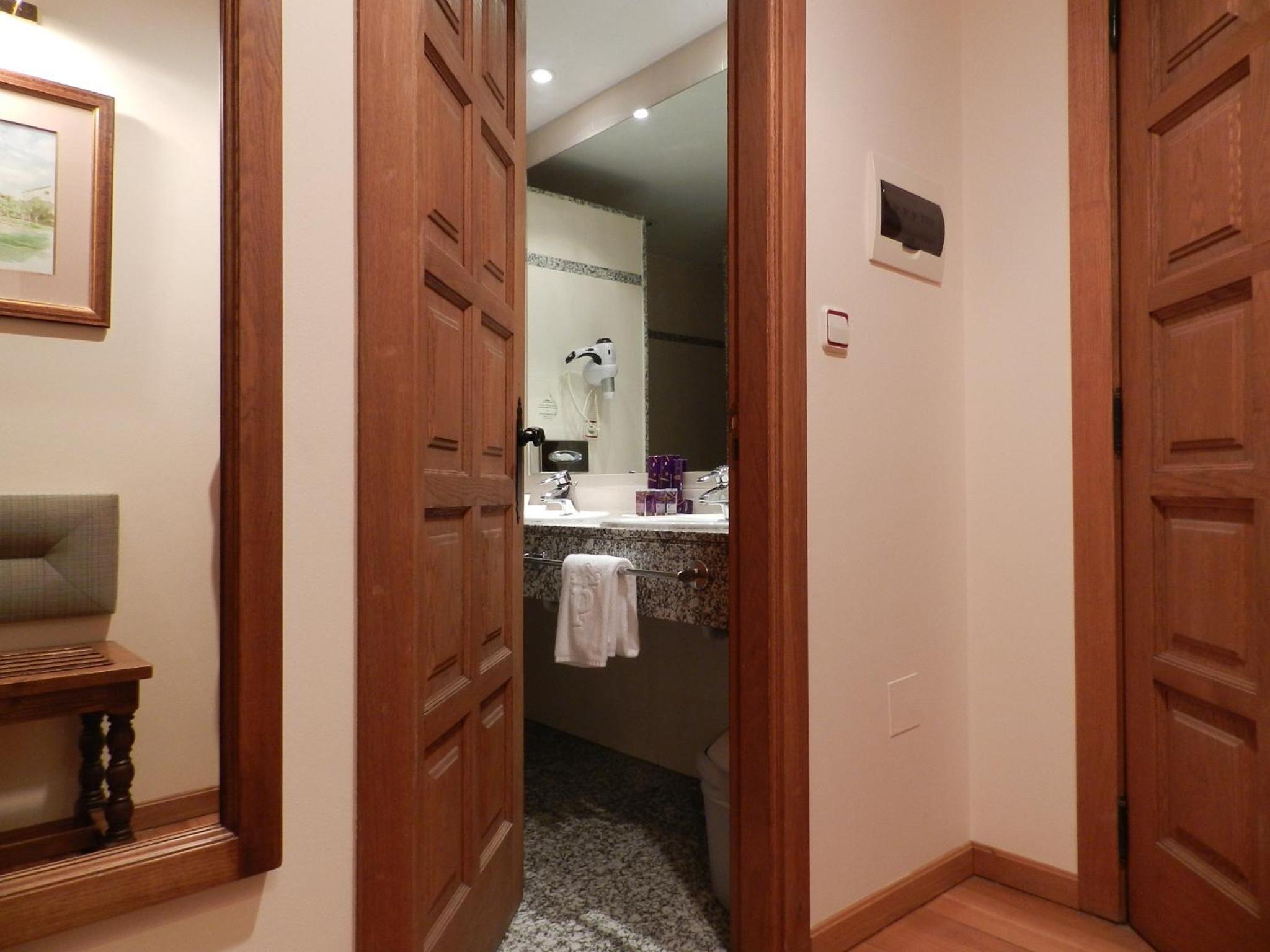 Standard Double Room - Photo 10