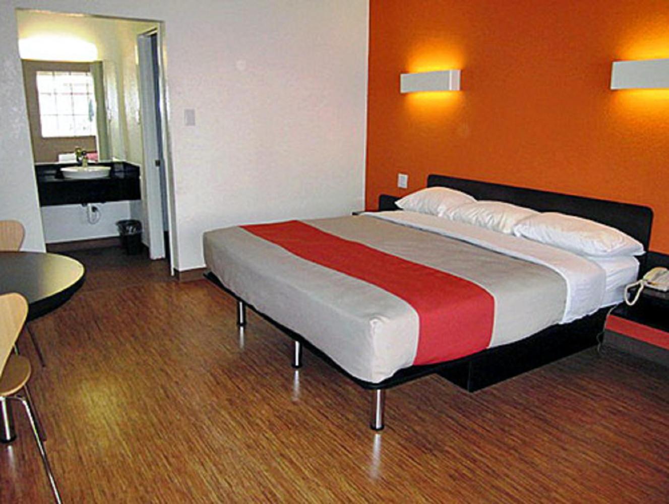 King Room - Non-Smoking - Photo 1