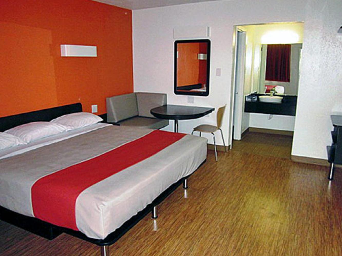 King Room - Non-Smoking - Photo 9