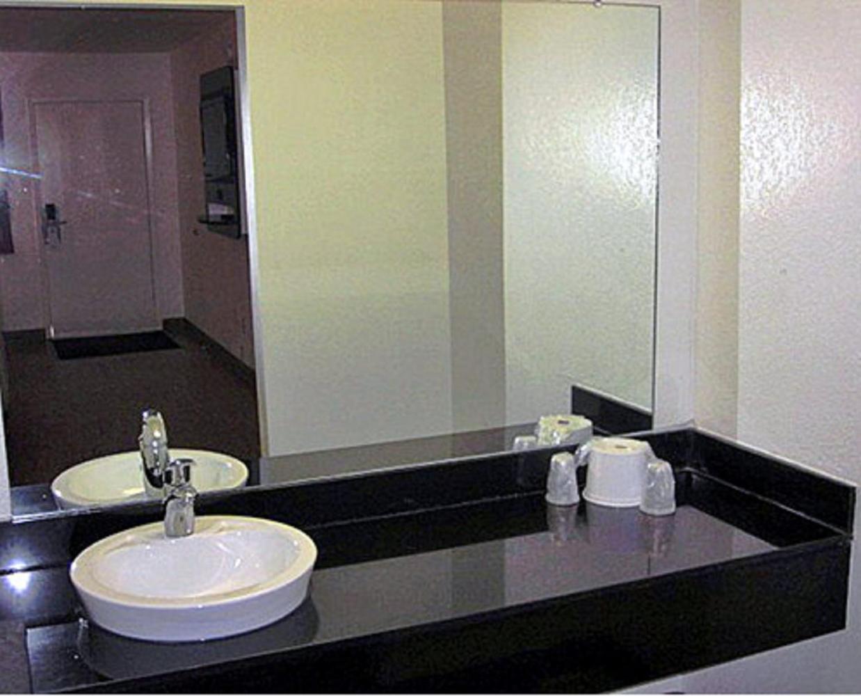 Queen Room with Two Queen Beds - Non-Smoking - Photo 9