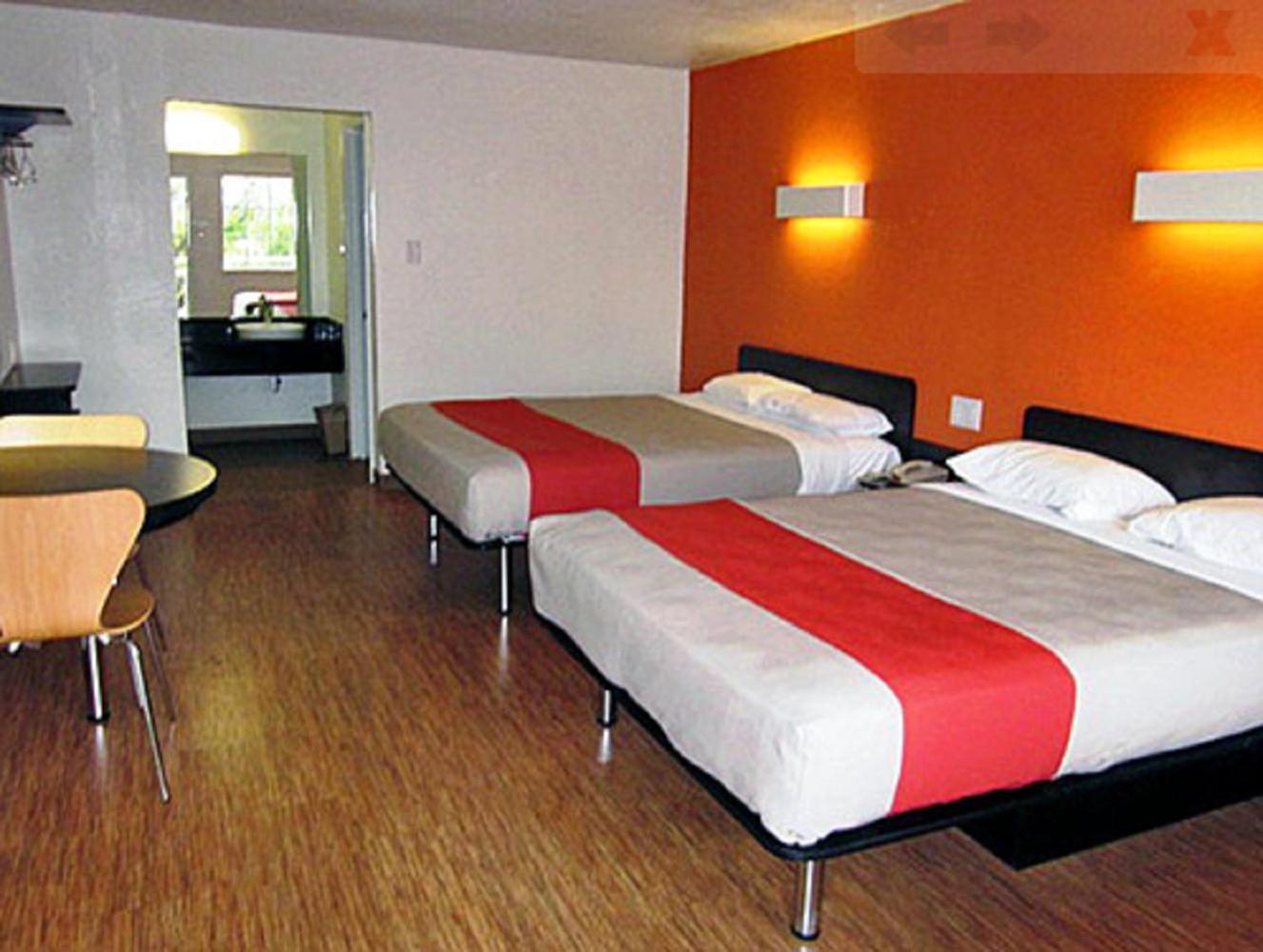 Queen Room with Two Queen Beds - Non-Smoking - Photo 2