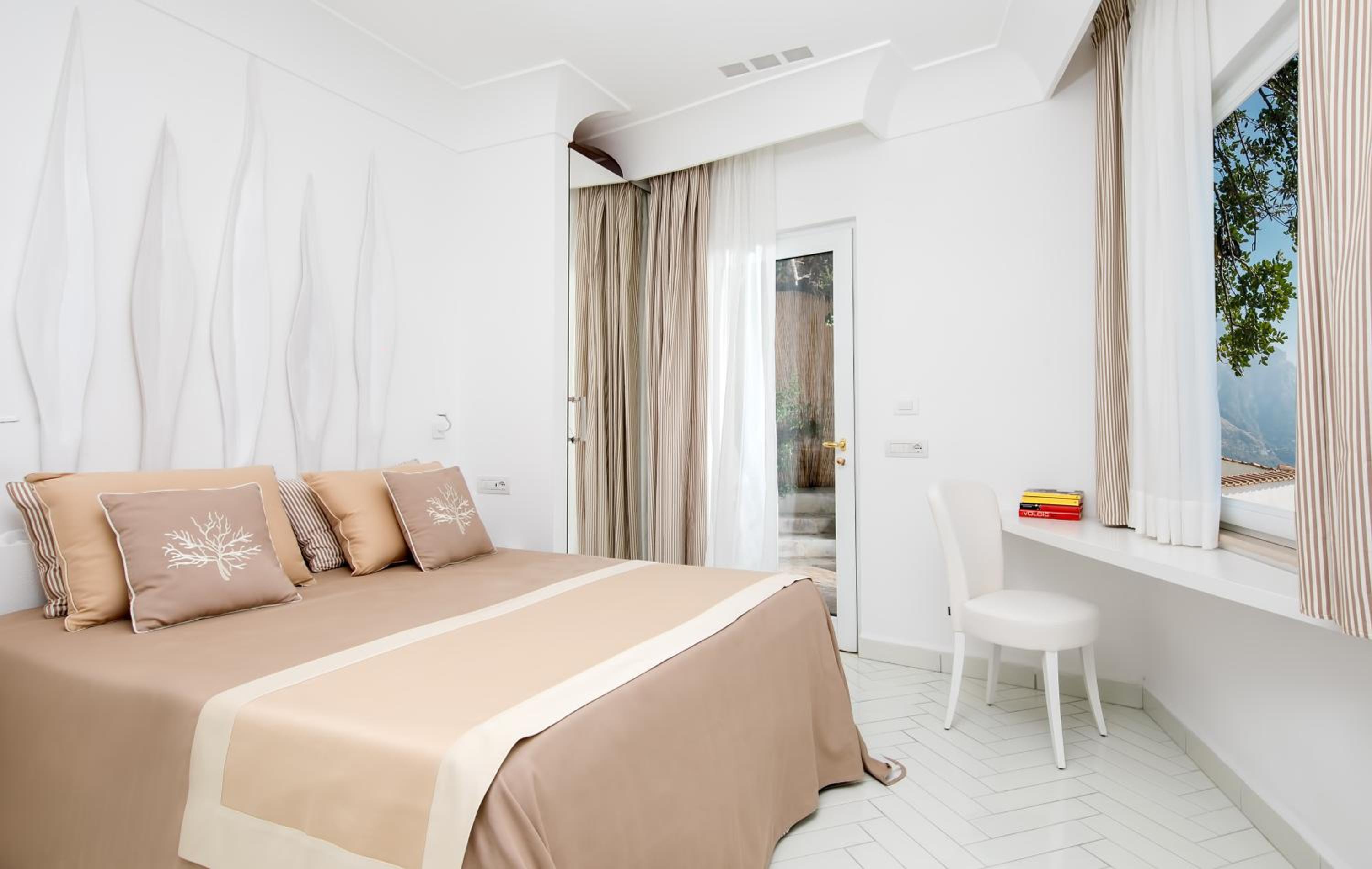 Classic Double Room with Balcony and Sea View