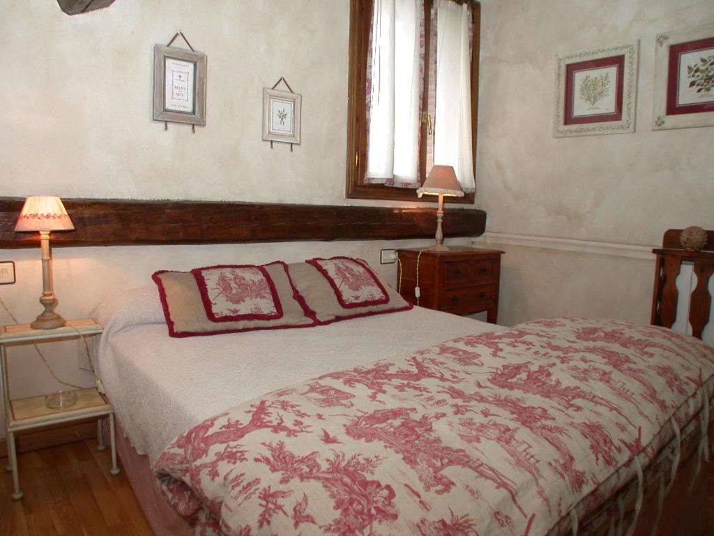 Large Double Room - Photo 3