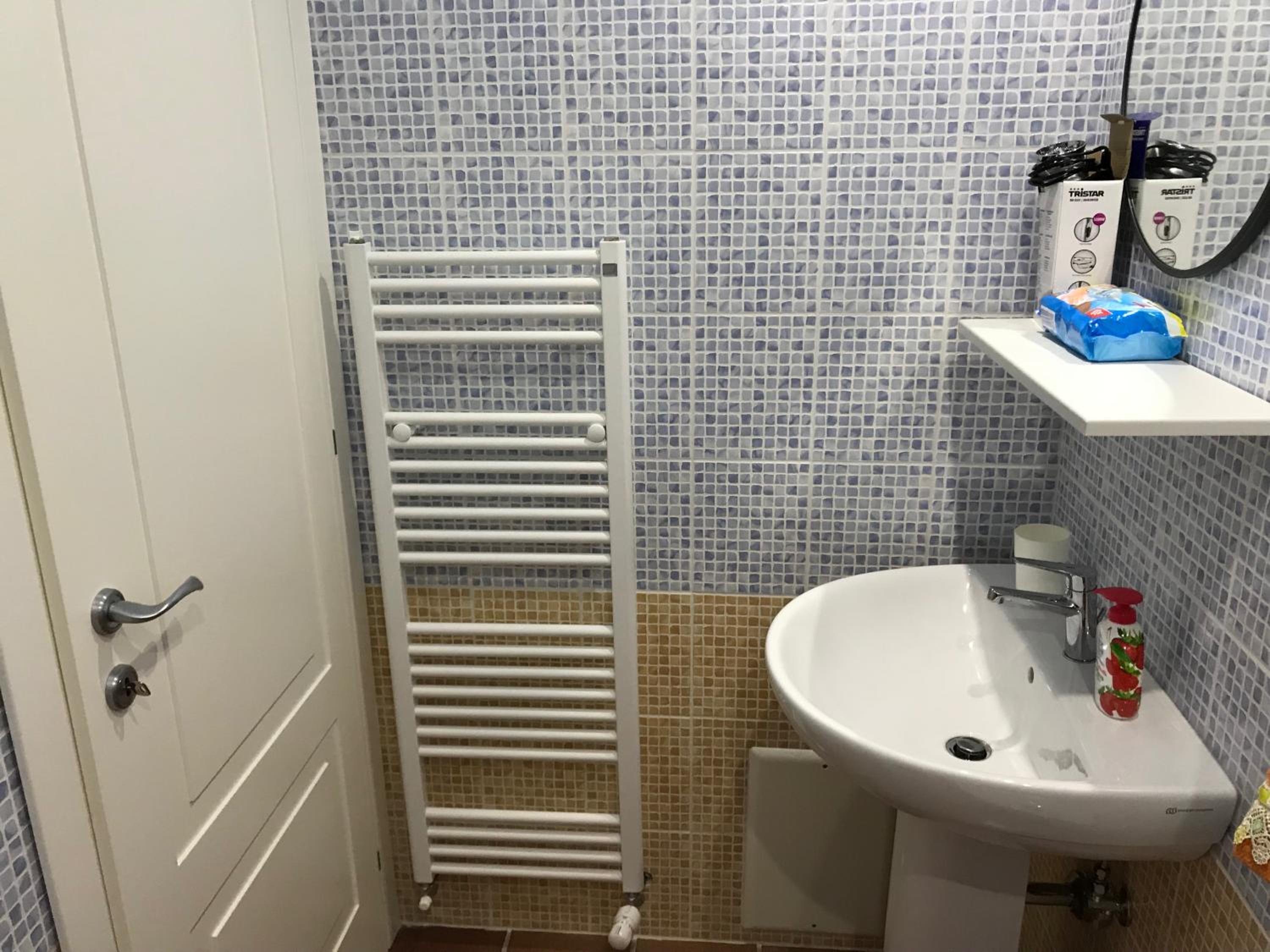 Double Room with Private Bathroom - Photo 2