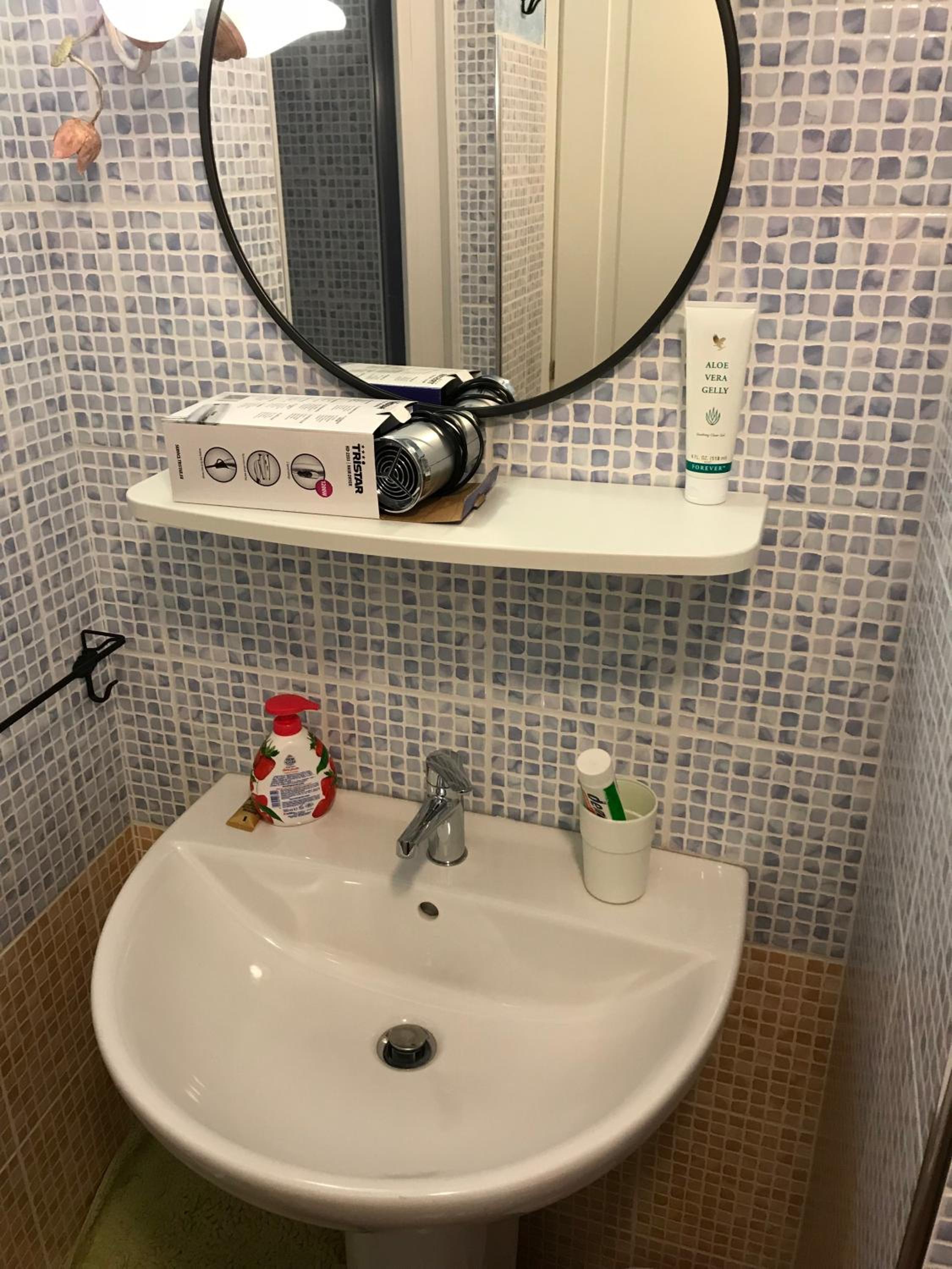 Single Room with Private Bathroom photo 2