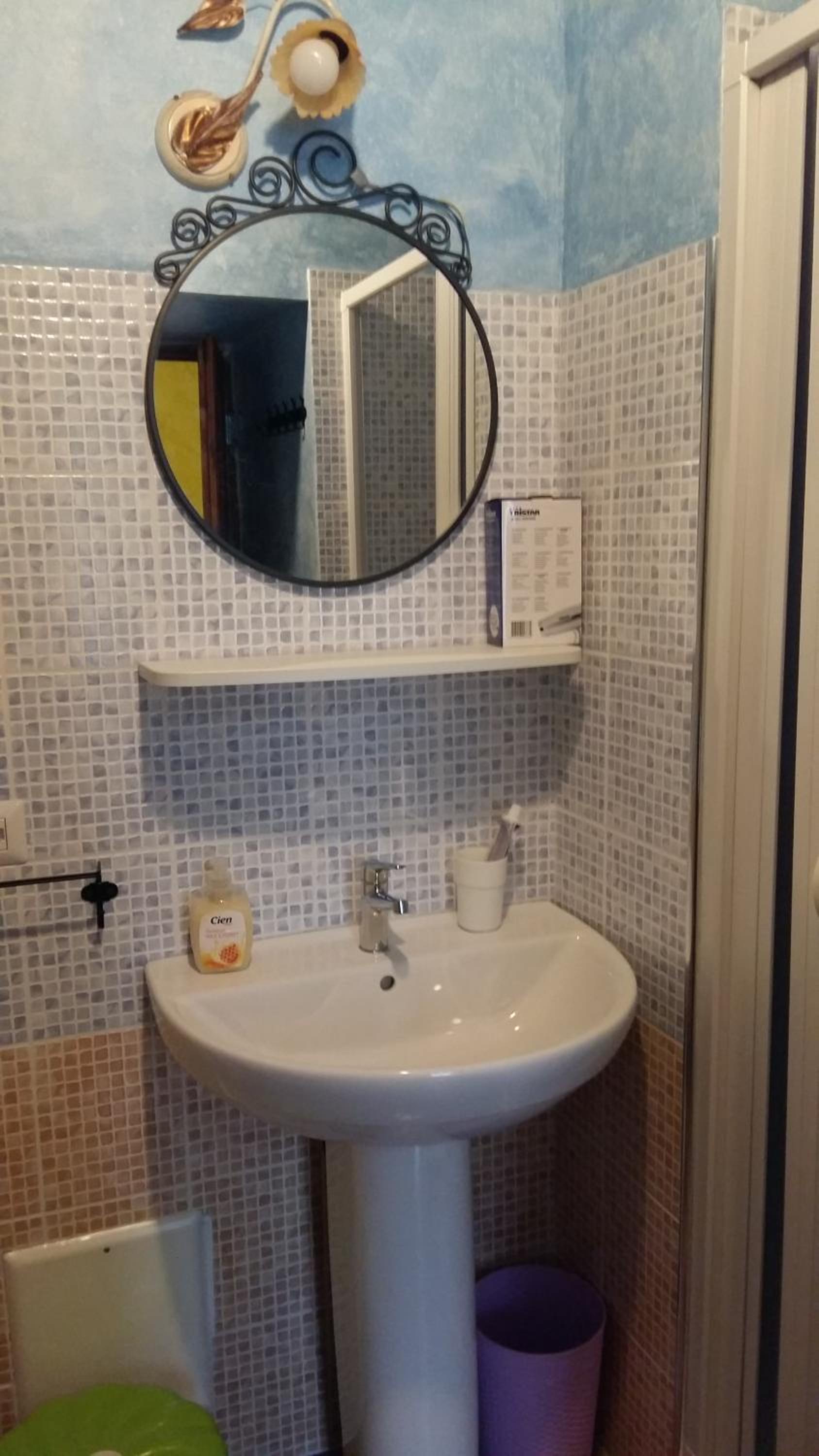 Double or Twin Room with Private Bathroom - Photo 7