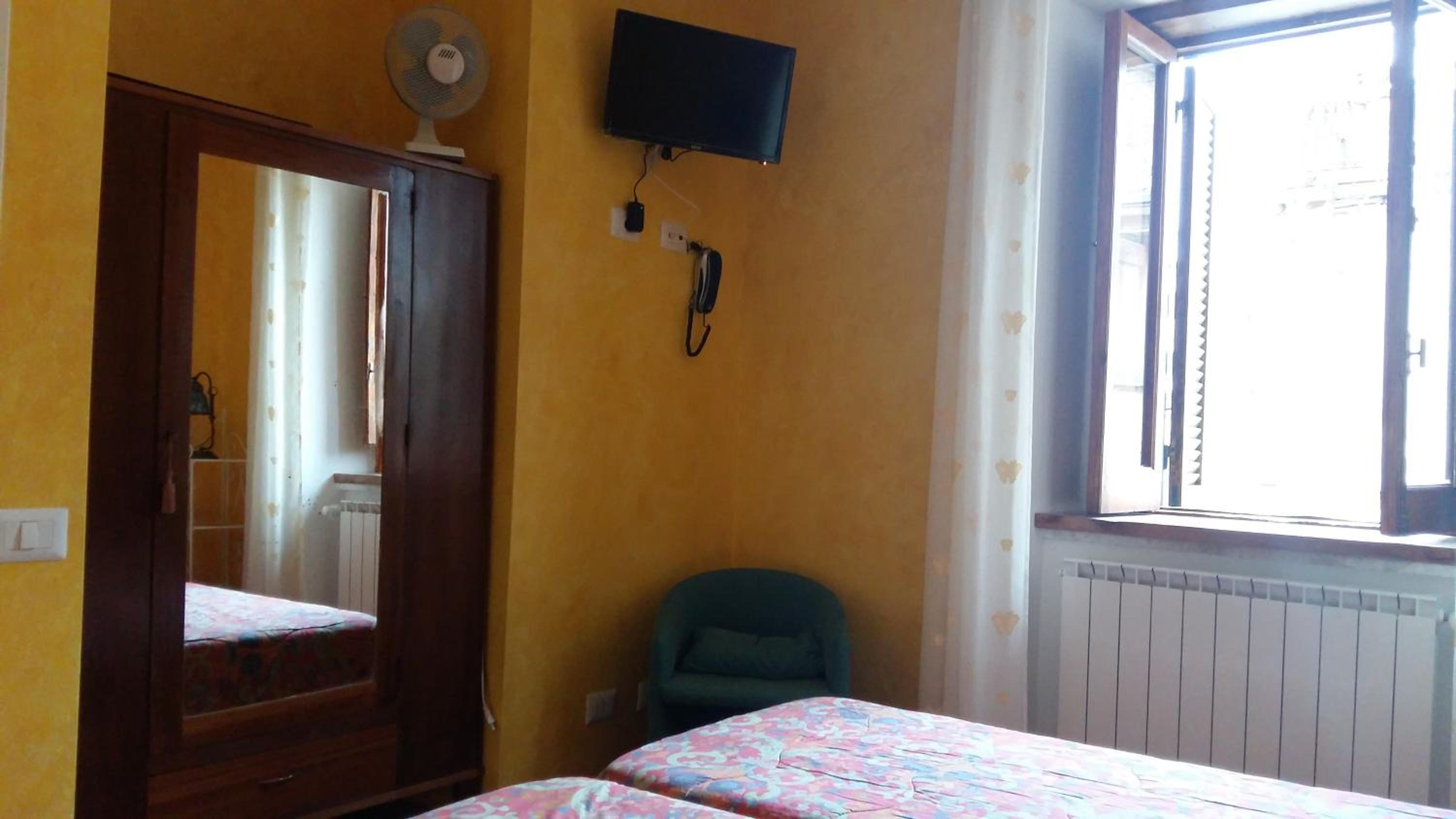 Double or Twin Room with Private Bathroom - Photo 6