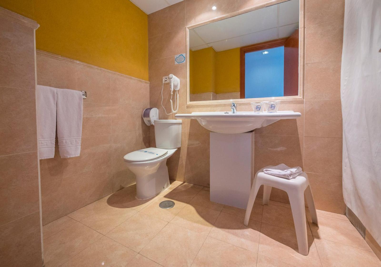Standard Triple Room - Photo 6