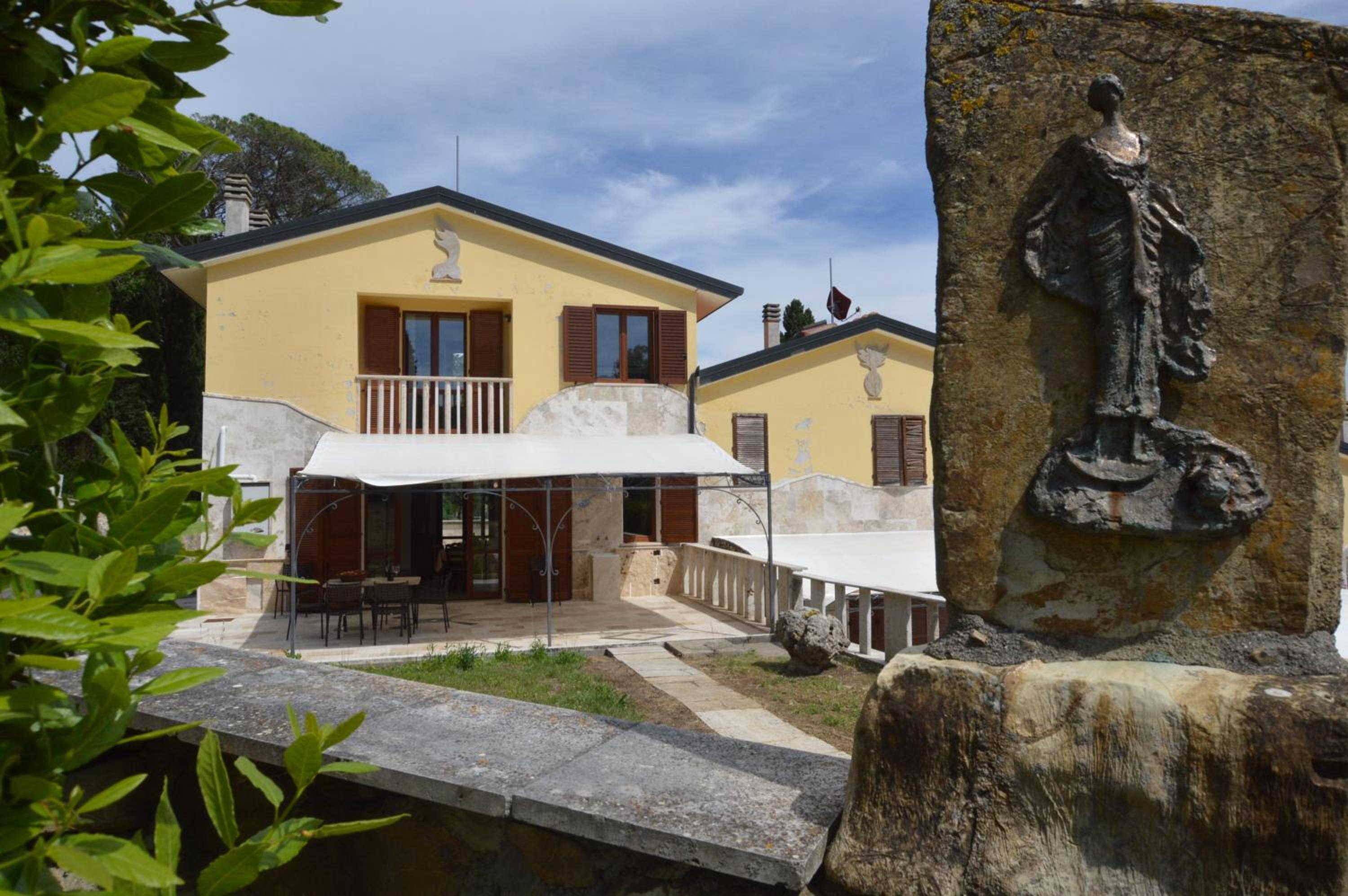 Three-Bedroom House - Split Level photo 3
