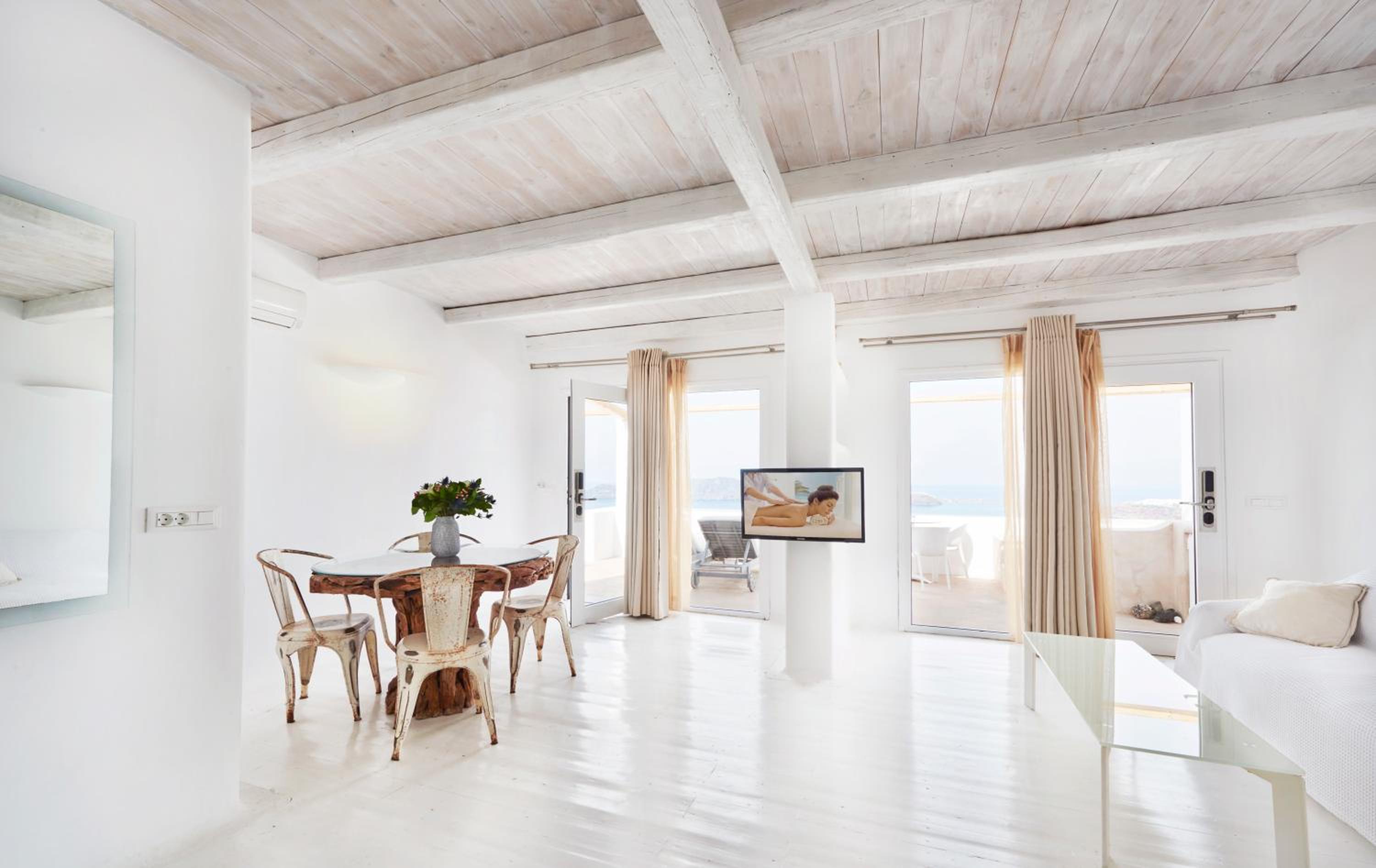 Rocabella Suite Caldera View with Outdoor Mini Plunge Pool For 6 Guests