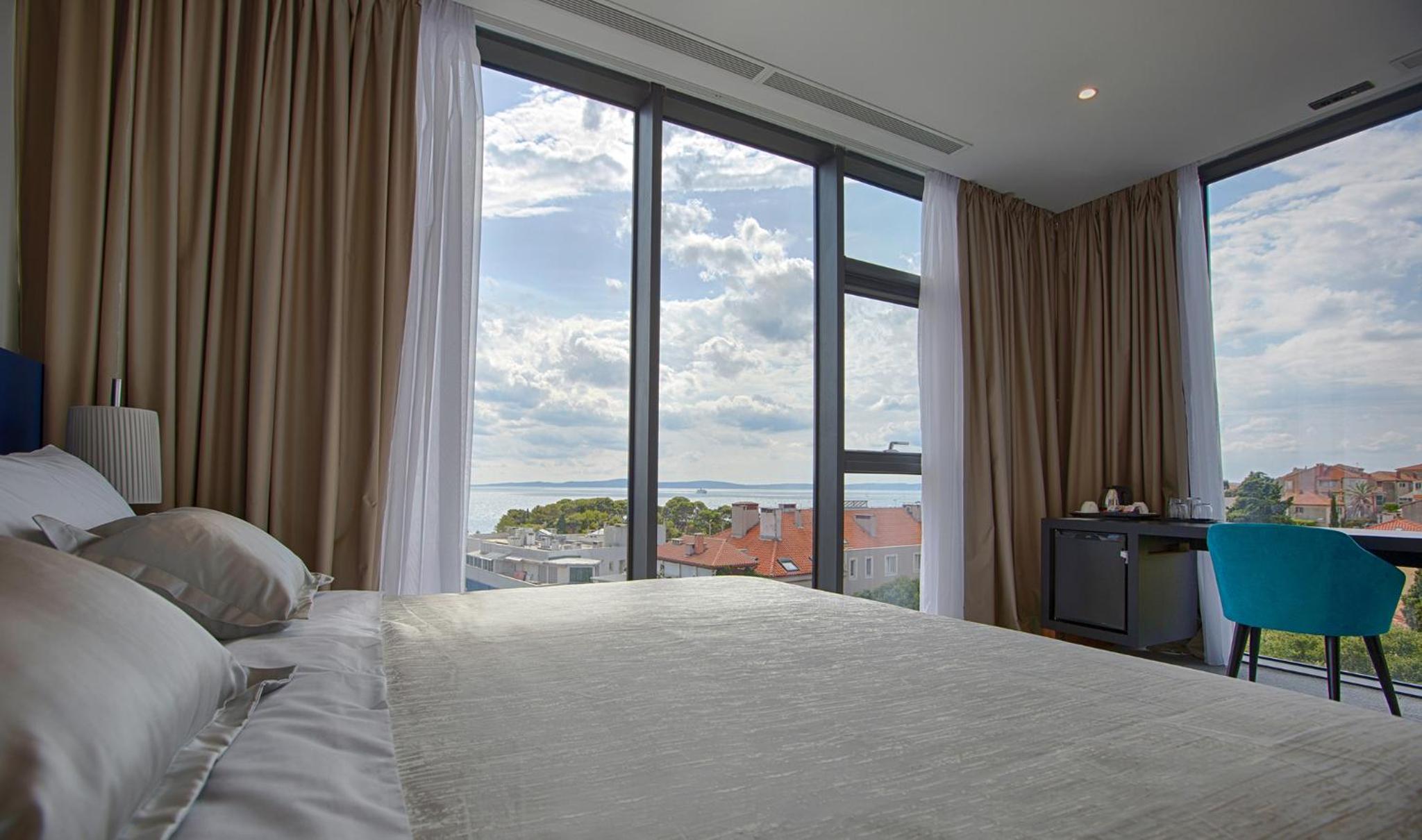 Premium Suite with Spa Bath and Sea View photo 3