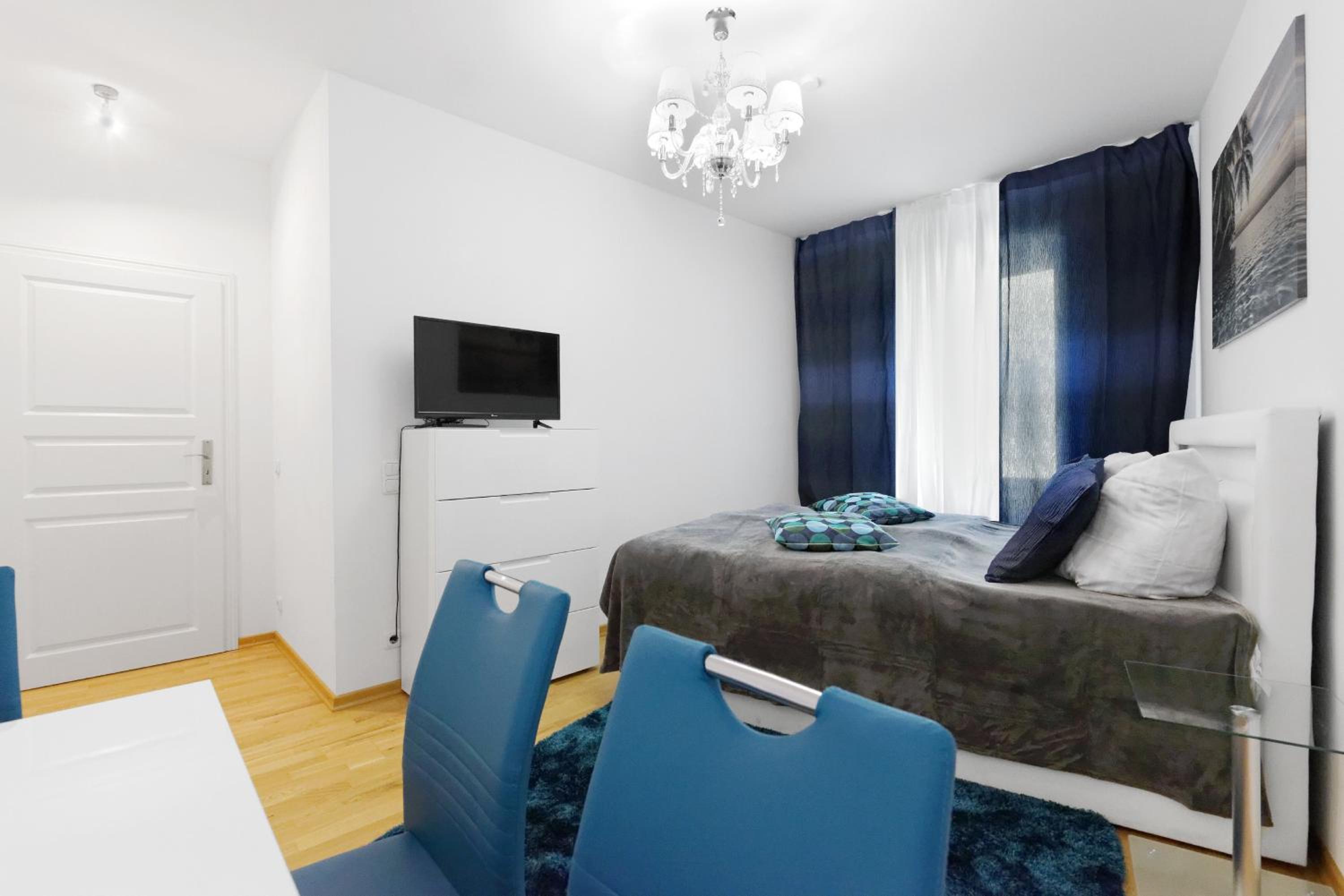 One-Bedroom Apartment photo 1