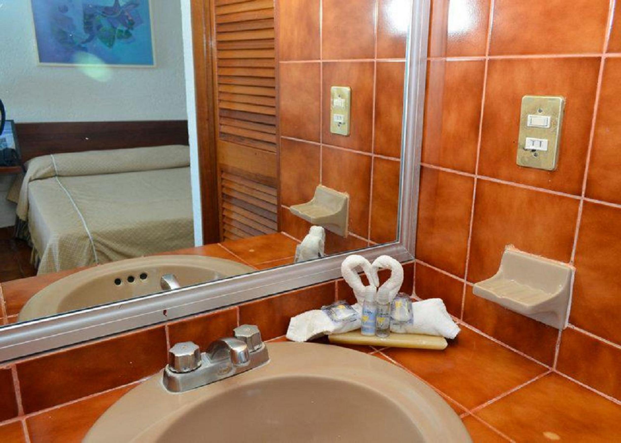 Double Room with Two Double Beds and Ocean View - Photo 4