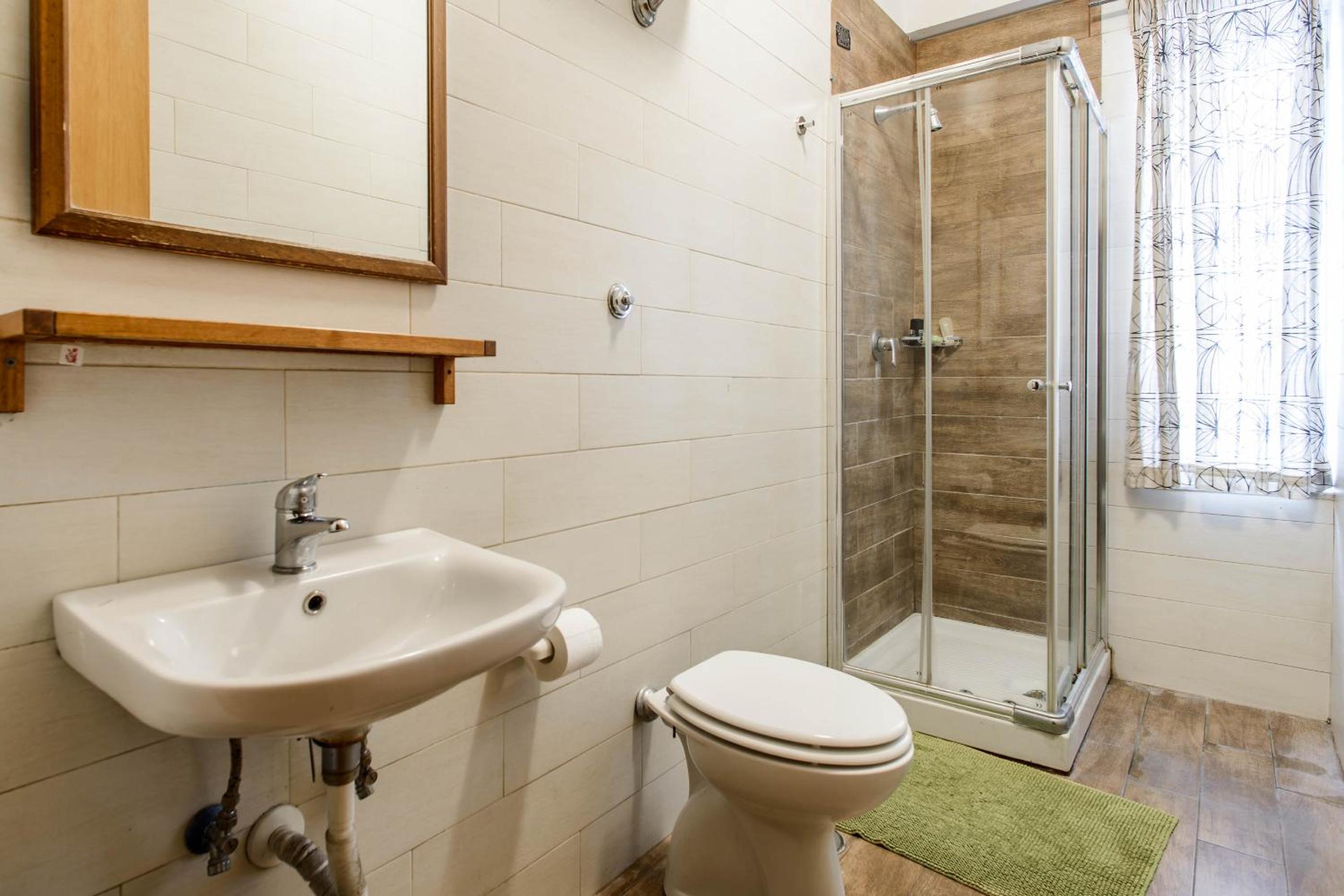 Quintuple Room with Shared Bathroom photo 2