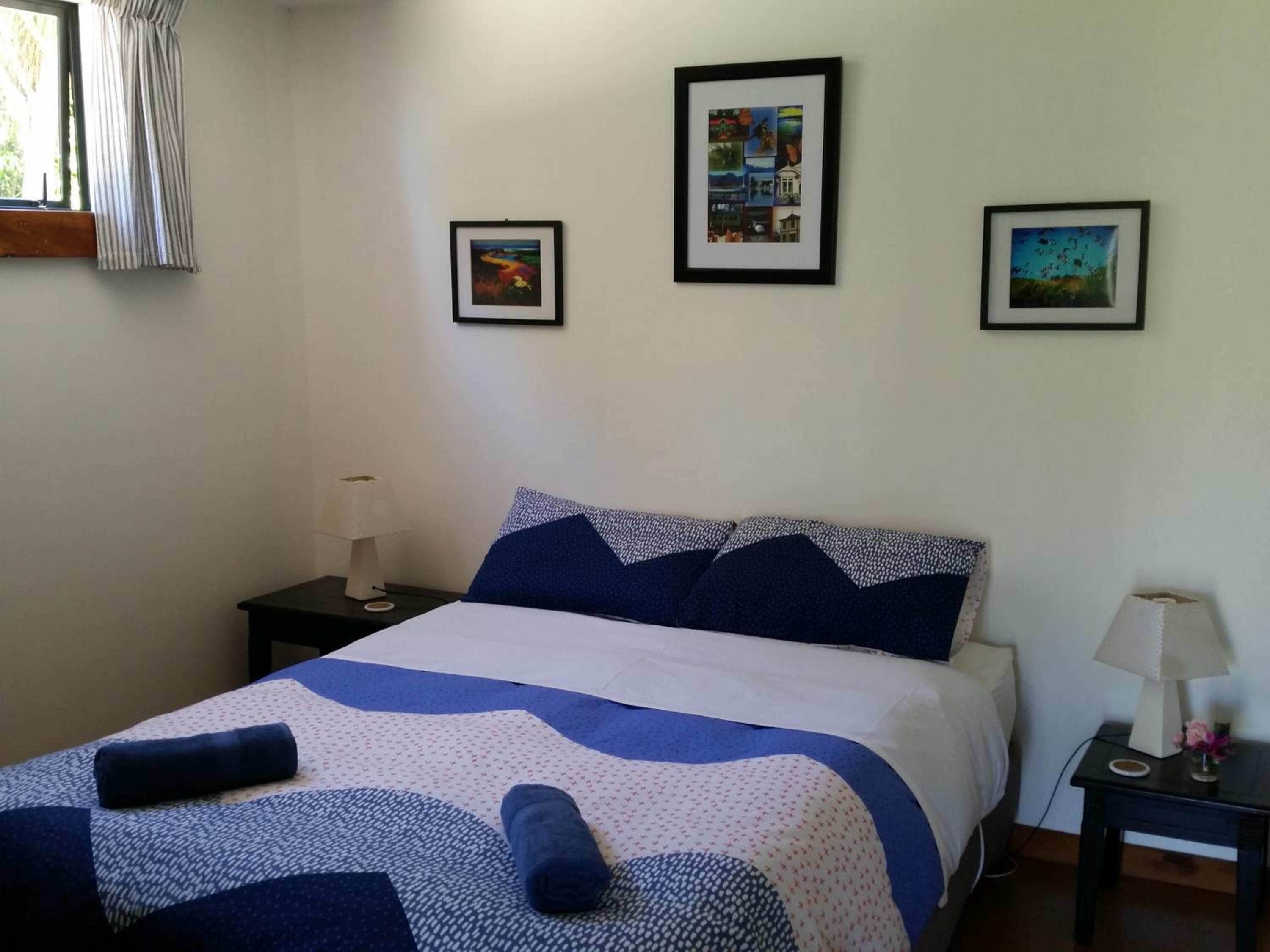 Queen Room with Private Bathroom photo 3