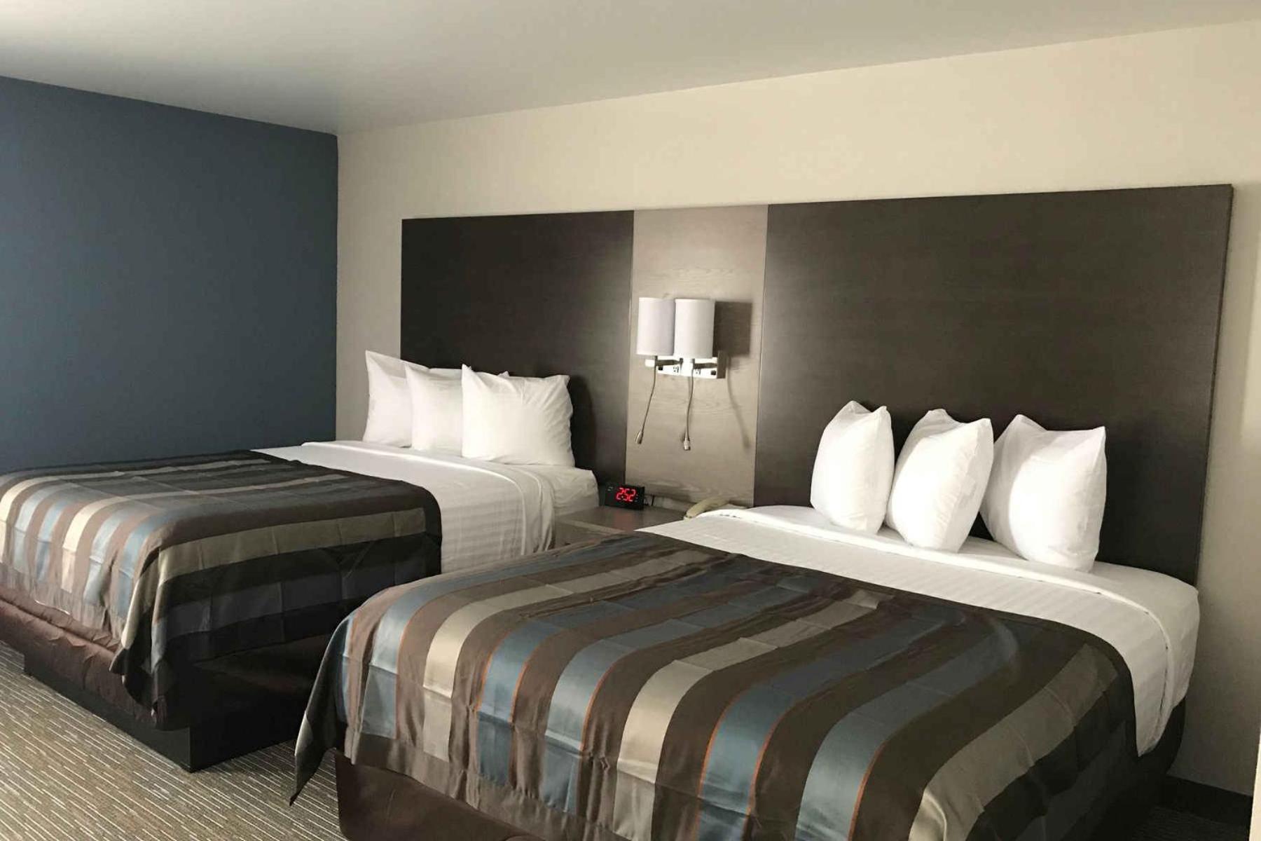 Queen Room with Two Queen Beds - Non-Smoking - Photo 2
