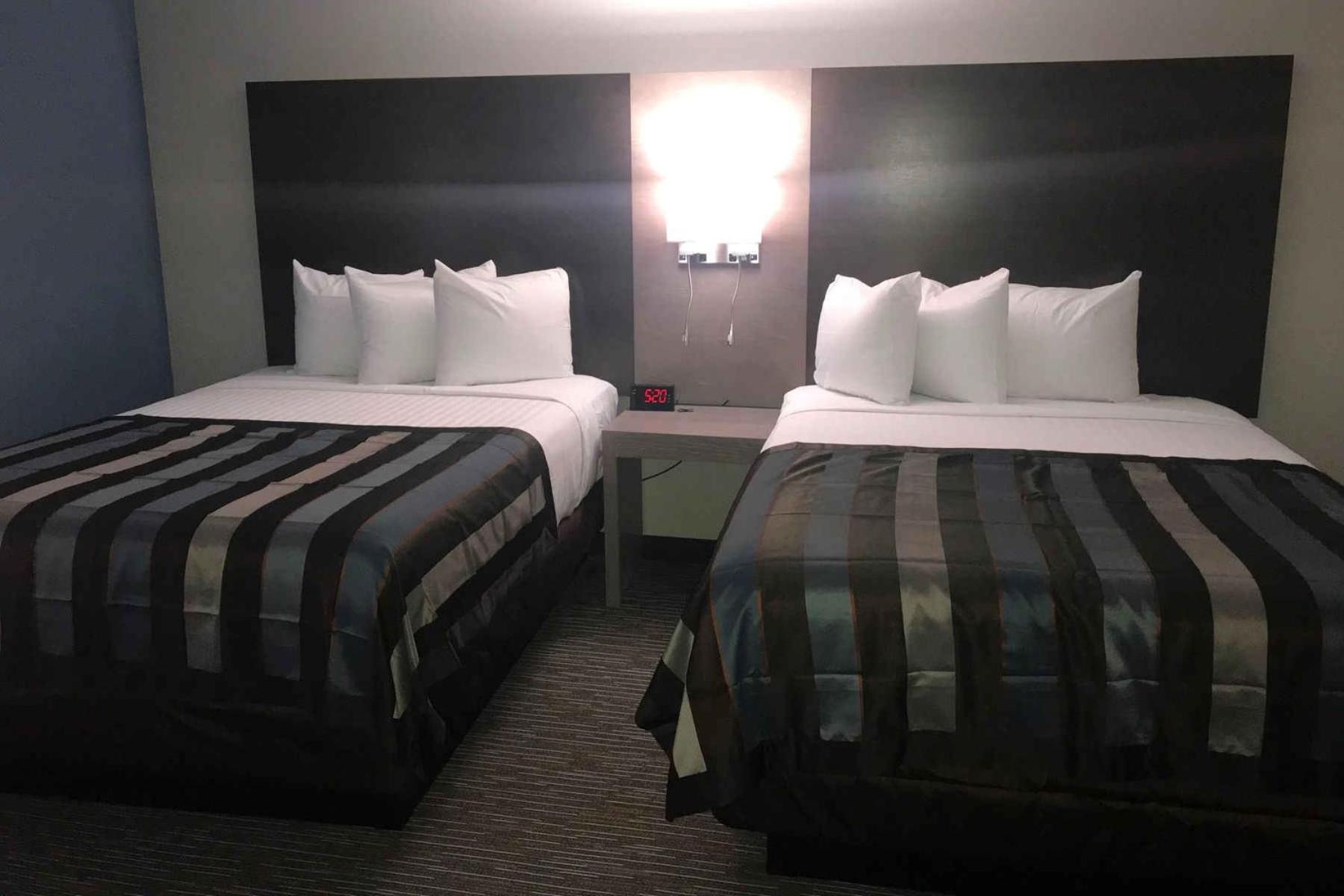 Queen Room with Two Queen Beds - Non-Smoking - Photo 9