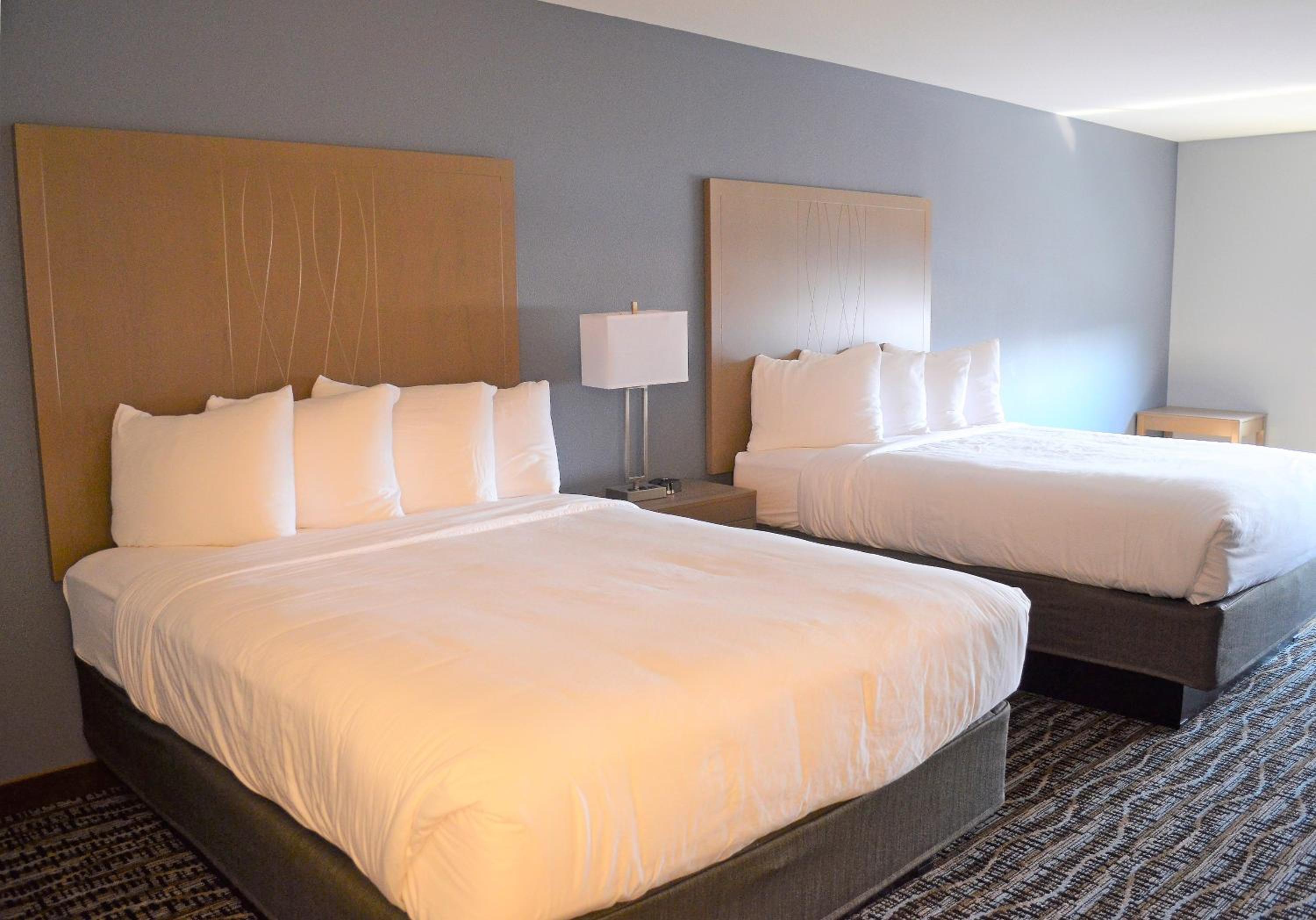Queen Room with Two Queen Beds - Non-Smoking - Photo 8