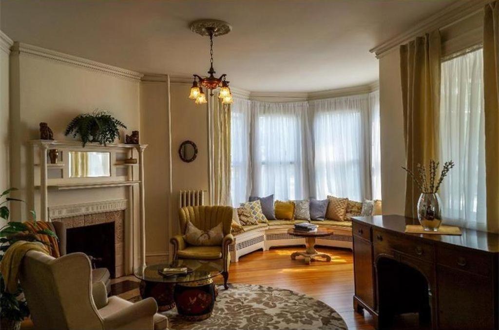 Six-Bedroom House photo 1