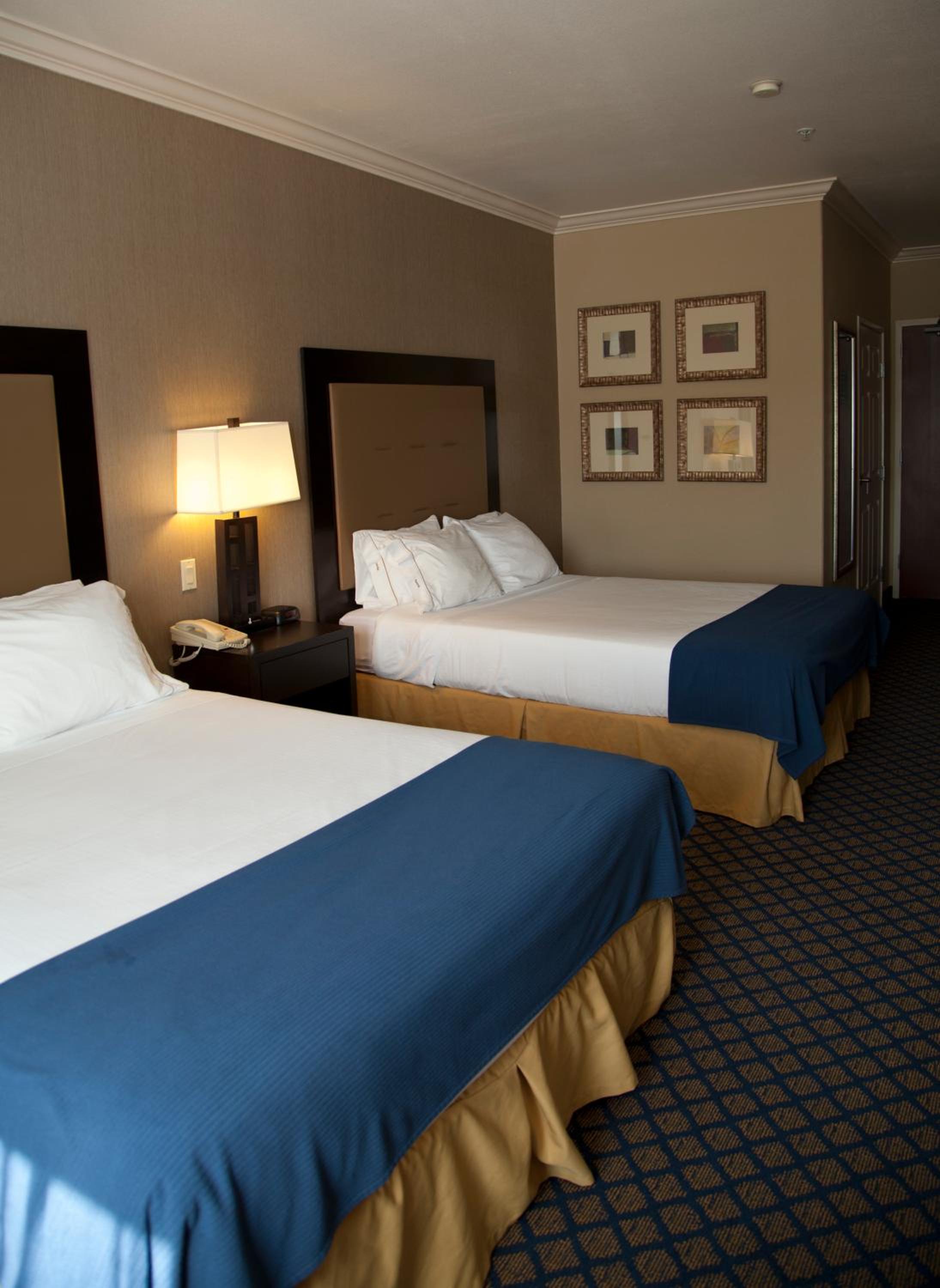 One-Bedroom King Suite - Photo 2