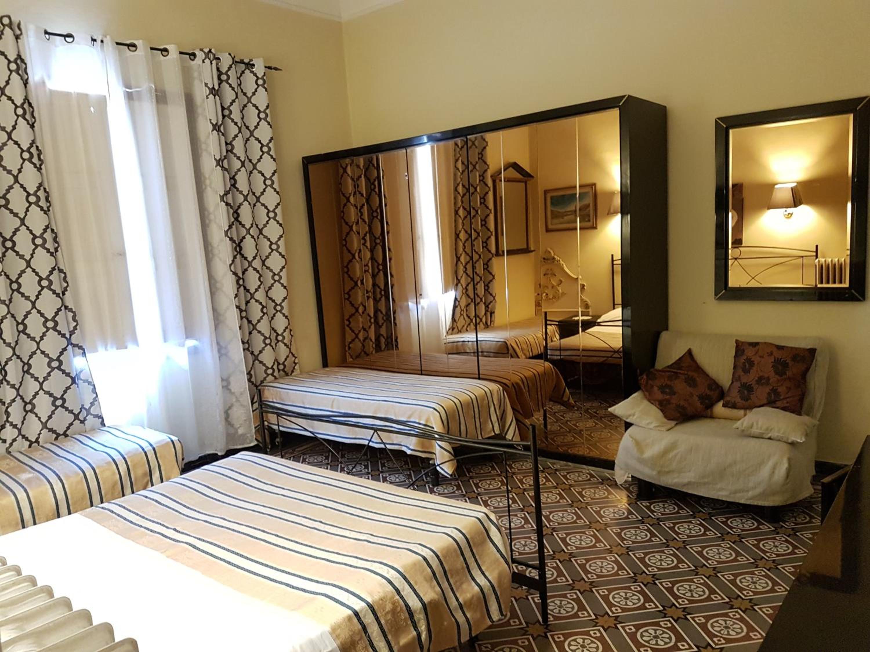 Quadruple Room with Private Bathroom photo 1