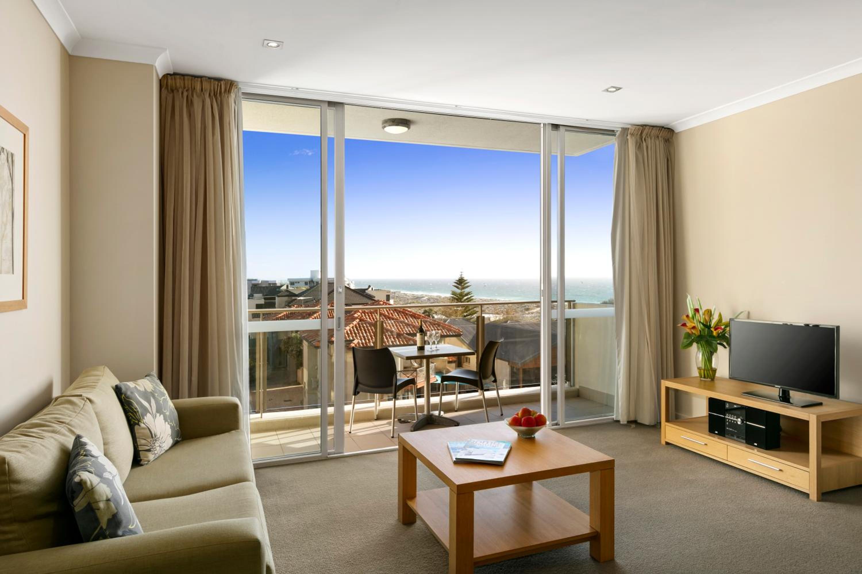 Executive One-Bedroom Apartment - Photo 2