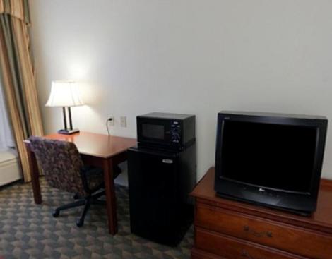 Standard King Room with Mobility Accessible Tub - Photo 6
