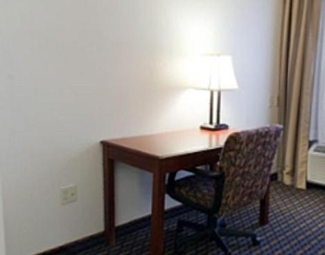 Standard King Room with Mobility Accessible Tub - Photo 4
