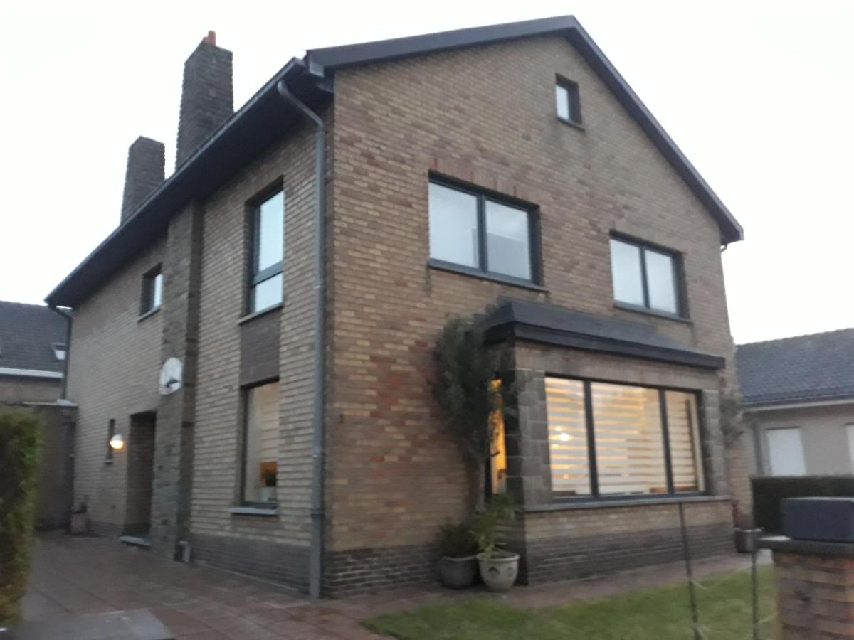 Five-Bedroom House photo 1