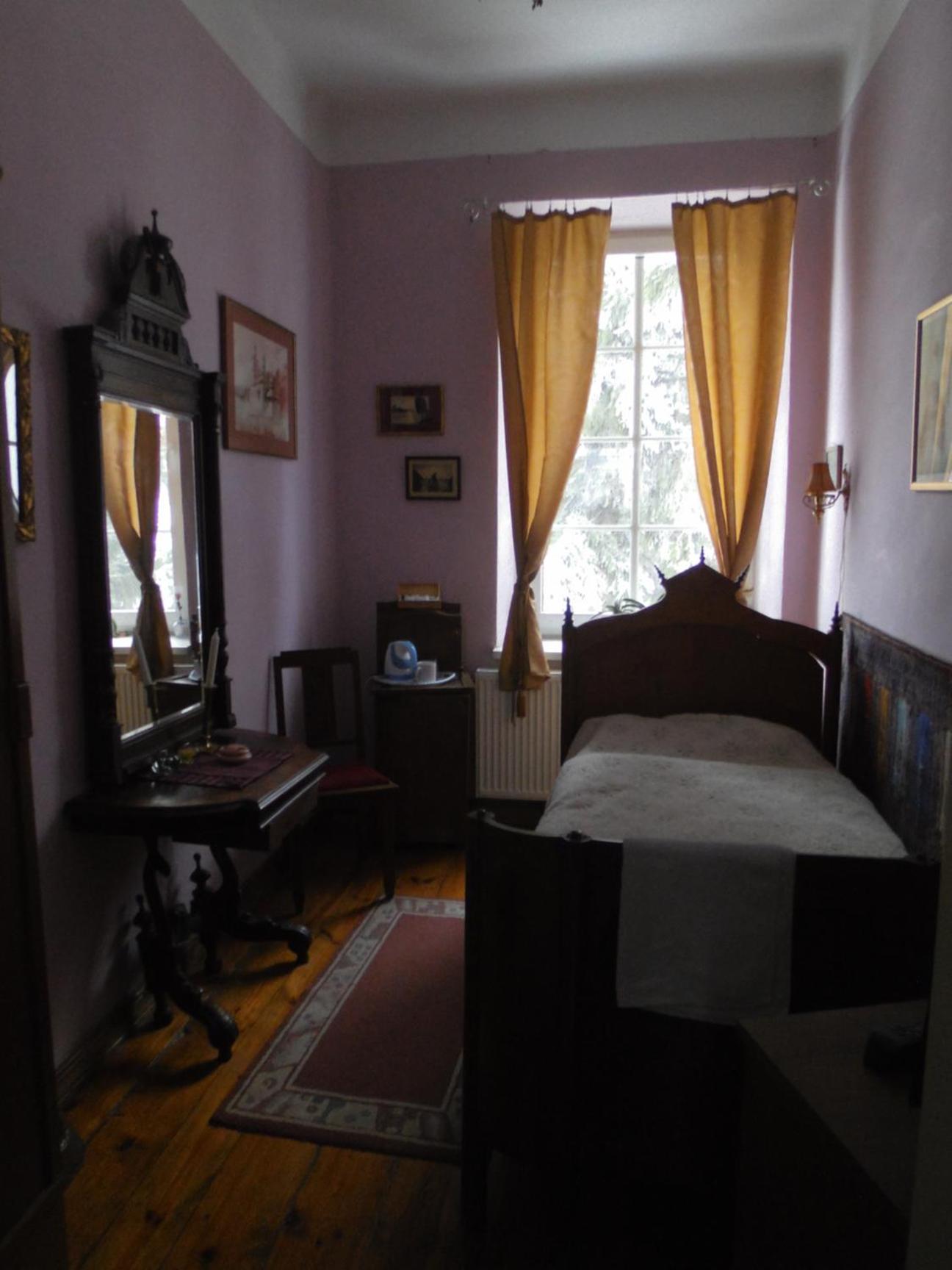 Small Single Room photo 2