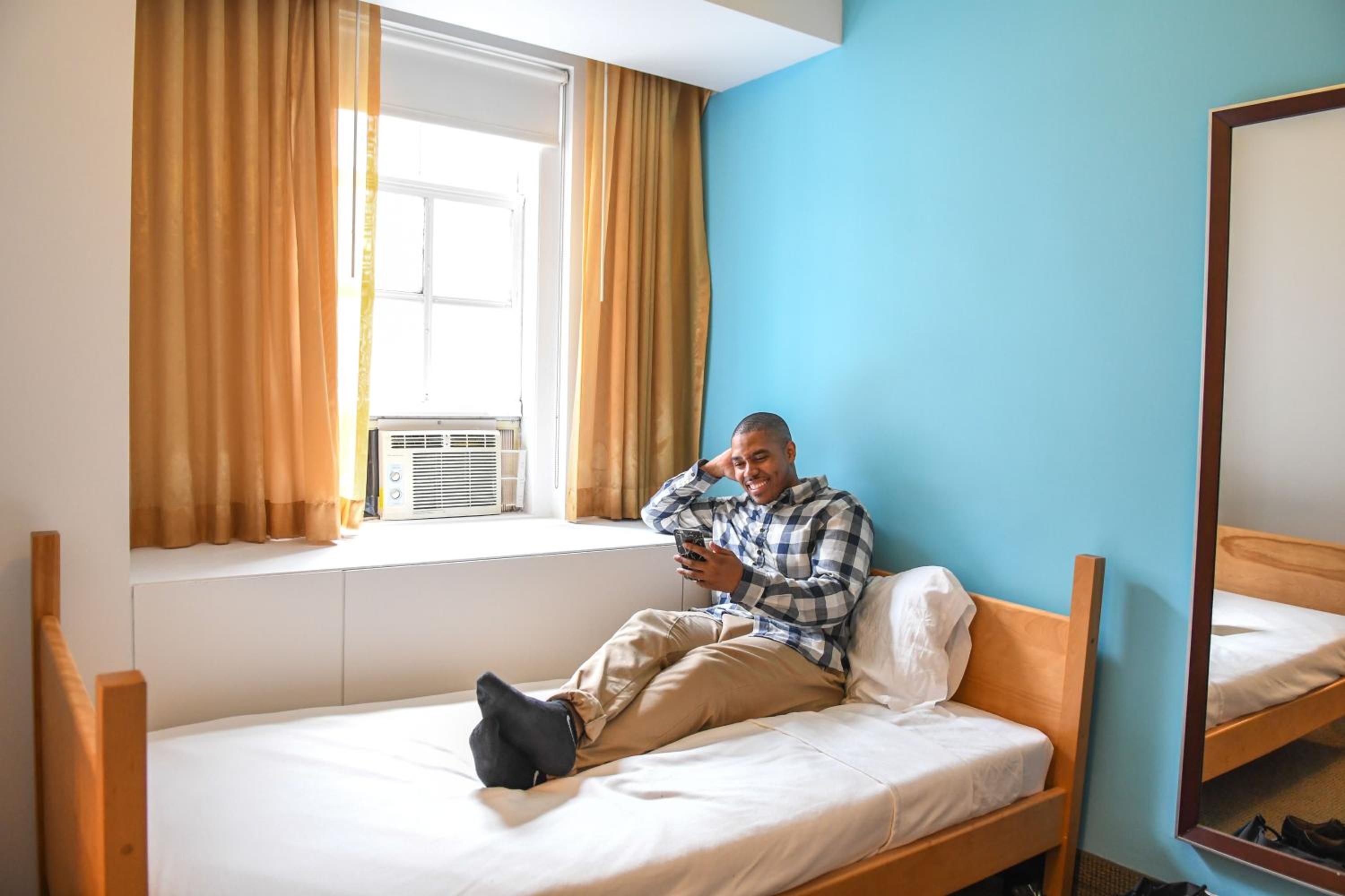 Private Deluxe Single Room with Semi-Private Bathroom photo 1