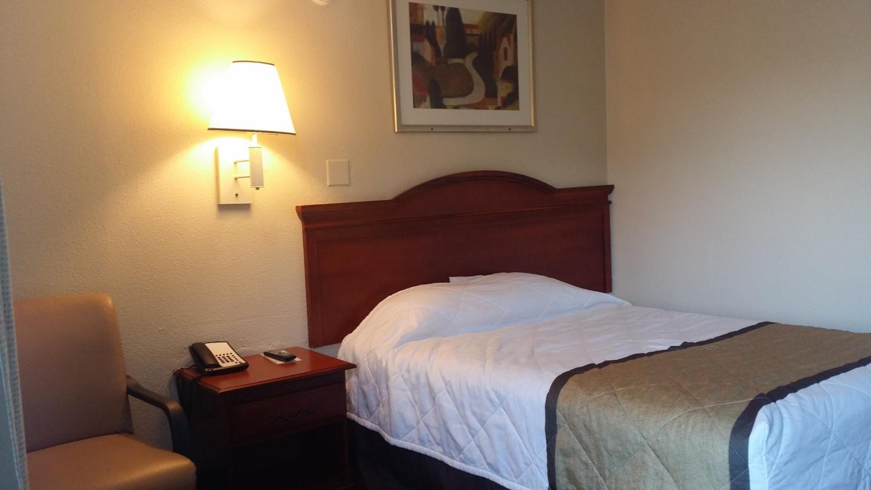 Standard Queen Room - Photo 10