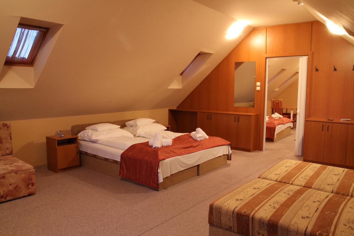 Room (8 Adults) photo 1