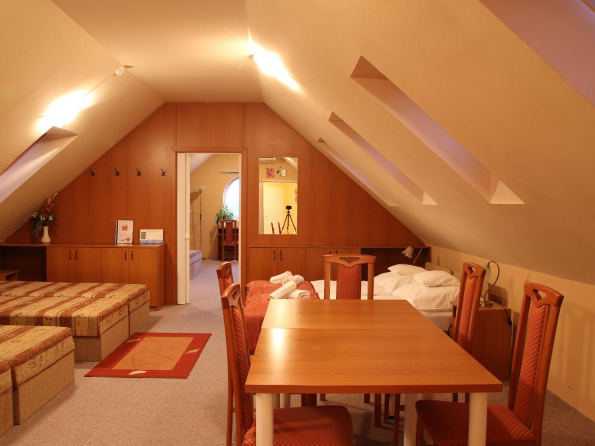 Room (8 Adults) photo 3