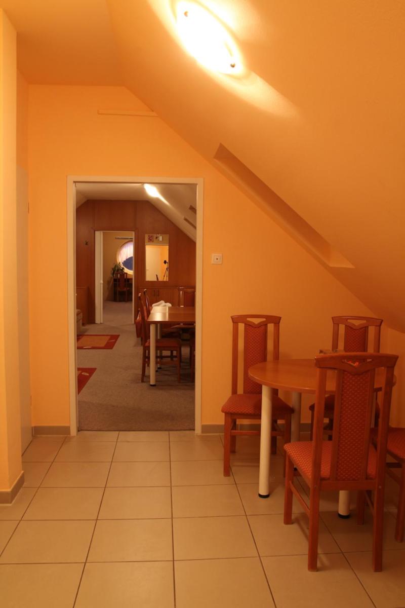 Room (8 Adults) photo 2