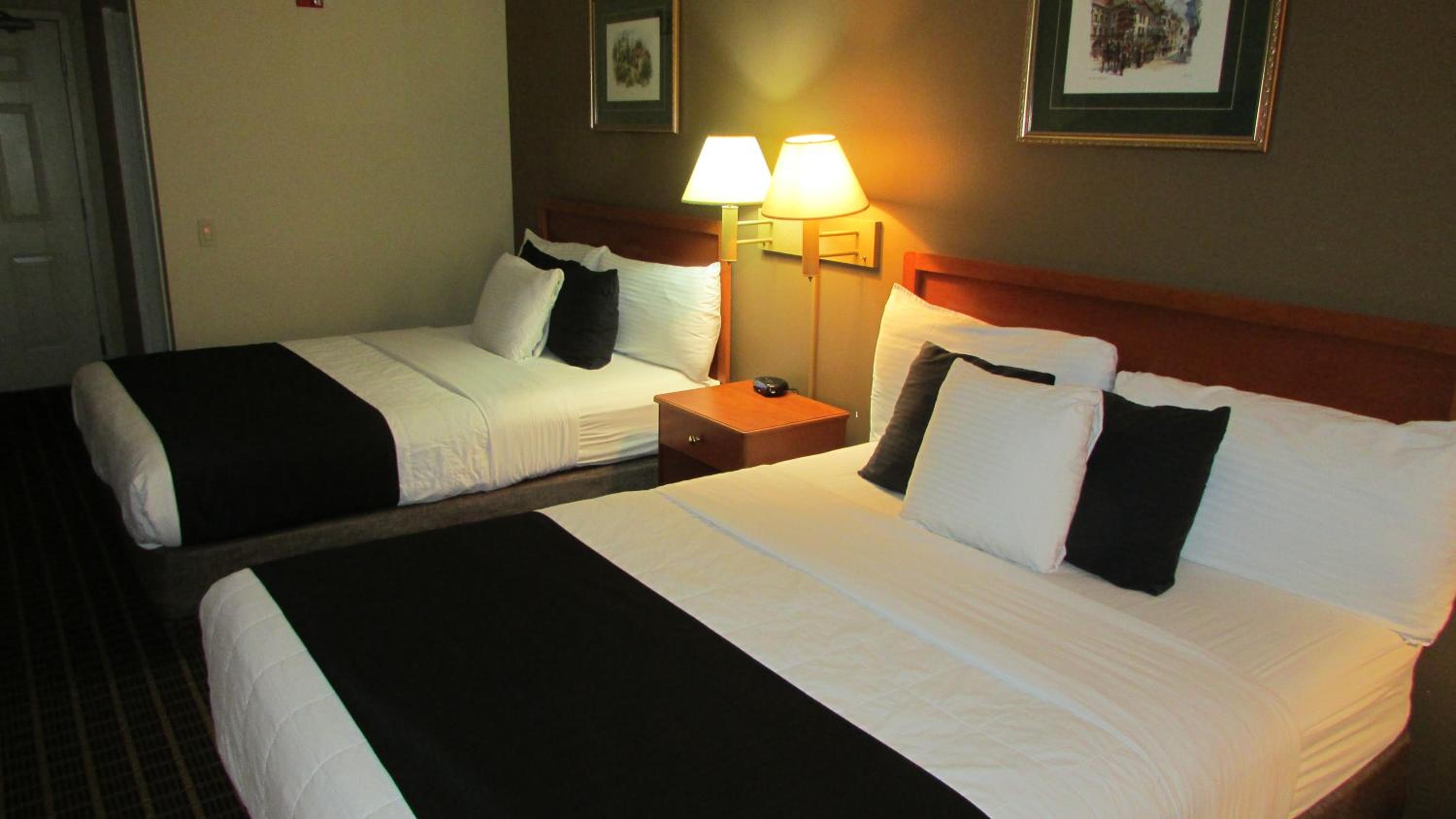 Queen Room with Two Queen Beds - Photo 3